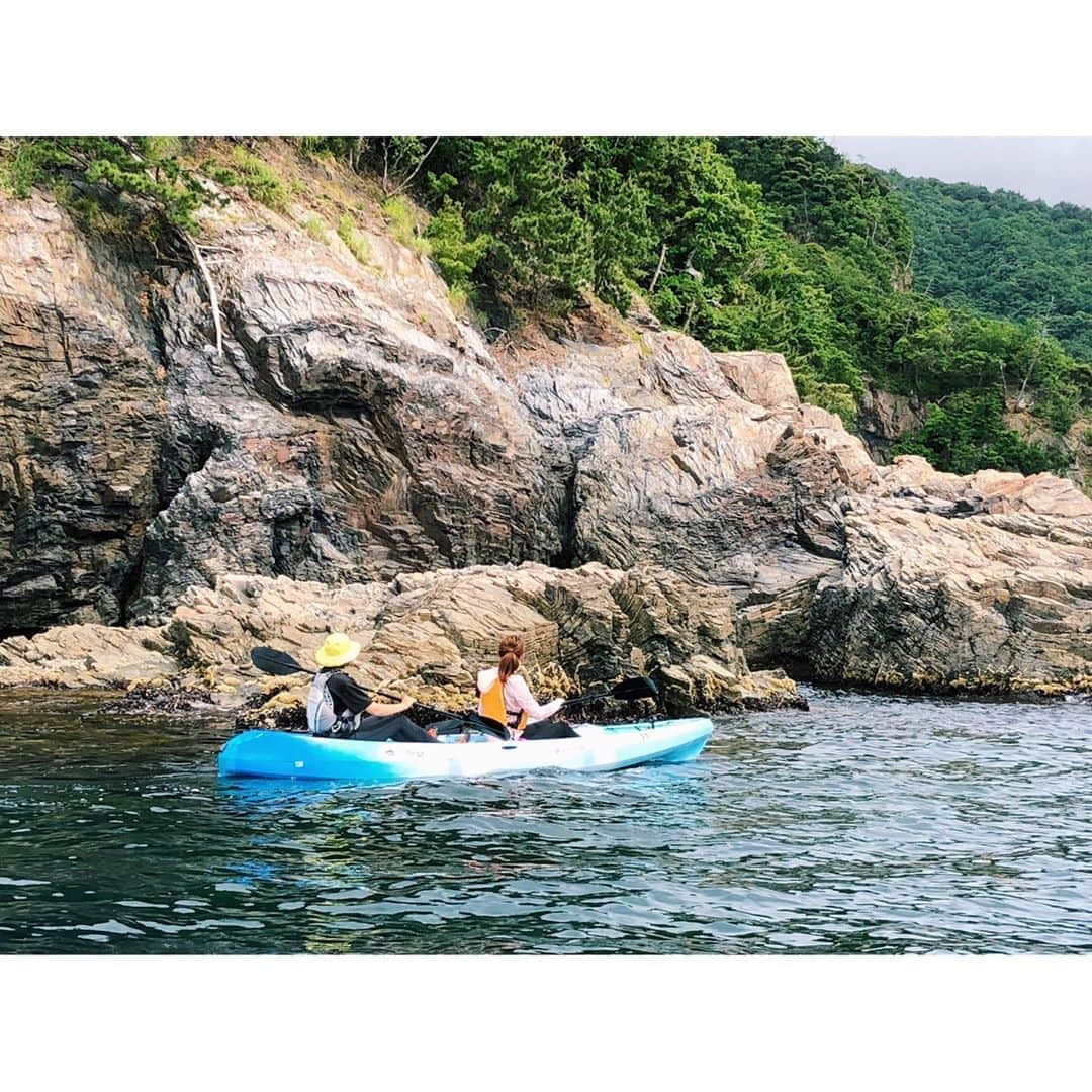 的場絢香さんのインスタグラム写真 - (的場絢香Instagram)「🌊﻿ ﻿ カヤックで若狭湾をぐるり🚣‍♀️！﻿ ﻿ リアス式海岸を眺めながら﻿ 天然の洞窟に入ったり、﻿ 海の生き物を間近で見たり、﻿ 大自然を満喫！✧﻿ (高さは3.5mの岩場からのダイブは﻿ ほんと怖かった。笑)﻿ ﻿ ☞﻿(@asobo_ya ) ﻿ _________________________________ #石川さん情報liveリフレッシュ  #石川テレビ #旅したがーる #旅 #福井 #若狭湾 #カヤック #海」6月25日 20時18分 - ayaka_matoba