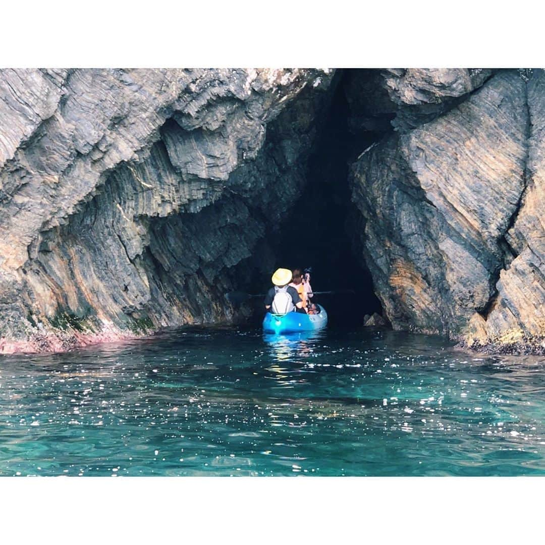 的場絢香さんのインスタグラム写真 - (的場絢香Instagram)「🌊﻿ ﻿ カヤックで若狭湾をぐるり🚣‍♀️！﻿ ﻿ リアス式海岸を眺めながら﻿ 天然の洞窟に入ったり、﻿ 海の生き物を間近で見たり、﻿ 大自然を満喫！✧﻿ (高さは3.5mの岩場からのダイブは﻿ ほんと怖かった。笑)﻿ ﻿ ☞﻿(@asobo_ya ) ﻿ _________________________________ #石川さん情報liveリフレッシュ  #石川テレビ #旅したがーる #旅 #福井 #若狭湾 #カヤック #海」6月25日 20時18分 - ayaka_matoba