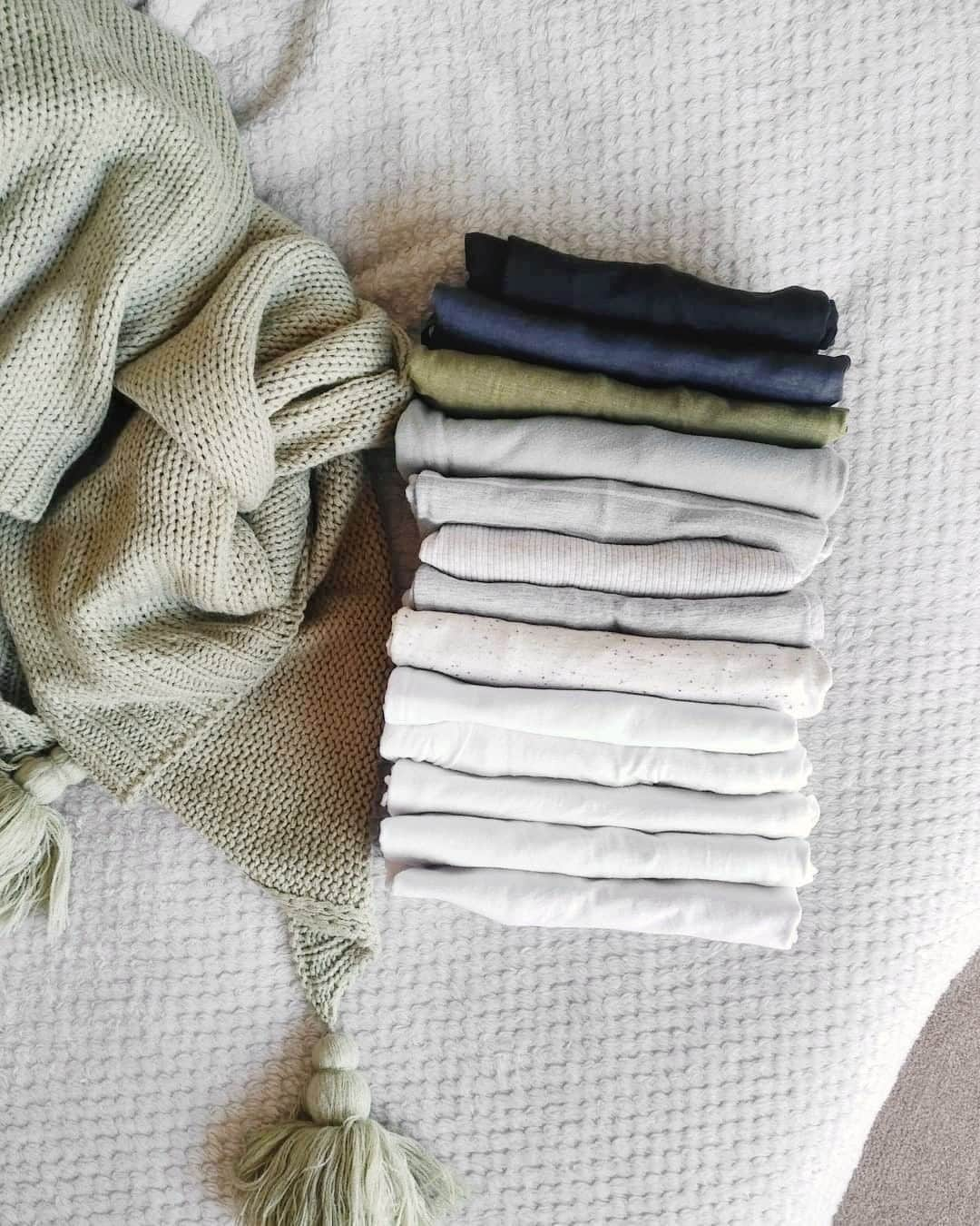 近藤麻理恵さんのインスタグラム写真 - (近藤麻理恵Instagram)「I describe the “golden point” of folding as when you find the way that works perfectly for a particular garment. Photo by @jolenetsq.」6月25日 20時23分 - mariekondo