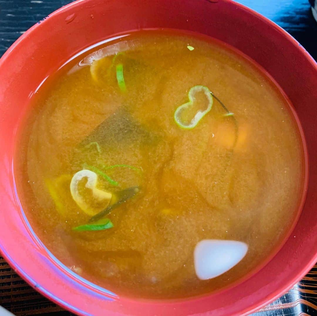 一条もんこさんのインスタグラム写真 - (一条もんこInstagram)「名古屋ランチ。  レストラン ツル の、カツカレー。  ほんとうに好きです。肉の厚みが1.5cm、衣は約1cm、、 黄金比は有に超えているがそんなこと関係ないくらい美味しかった。  満員で入りきれず厨房でネクタイ締めてるお客さんが食べているという衝撃的なシーンを目撃。 私もあの場所が良かった。 なんならカツ揚げすらやりたかった。 #カレー#名古屋#ランチ#ツル#洋風料理#分厚いトンカツ#黄金比を超えて#カツカレー最強#働いてみたい#一条もんこ」6月25日 20時24分 - monko1215