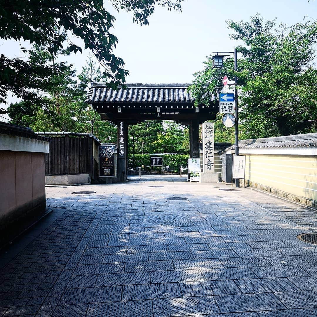 三島葉子のインスタグラム：「【KyotoWorks】フードコーディネーター人生で3番目に大変だった撮影の日の朝。早朝過ぎて珍しく誰も居ない建仁寺。  #3番目に大変 #哀しいほどさわやかな朝  #モノクロの… #三島葉子」