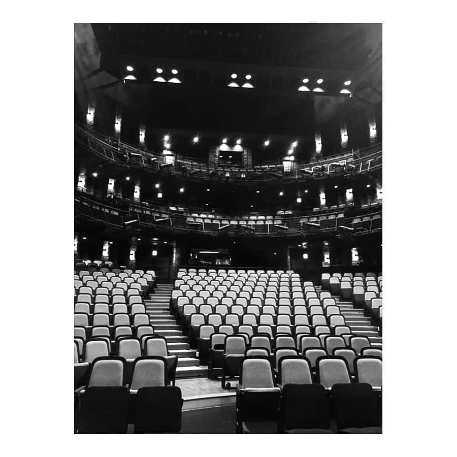 橋本淳のインスタグラム：「. 世田谷パブリックシアター＋KERA・MAP 「キネマと恋人」  東京公演(世田谷パブリックシアター) 無事に終了しました。 あっという間に感じます。 これから北九州、兵庫、名古屋、盛岡、新潟とツアー有り。 東京公演18公演、 地方公演23公演という、 東京が終わってもまだ半分に満たない という初めての体験ですが、 まだまだ丁寧に楽しんでいきます。 お待ちしております！ . 連日沢山のご来場 ありがとうございます。 そのなかでも写真撮れた方々。 (ほとんど撮り損ねております、、) . . #ソニン さん #岸井ゆきの ちゃん  #篠井英介 さん #豊田エリー さん ありがとうございました！ . そして #和久井映見 お母ちゃん #ホリプロ さん 差し入れありがとうございました！」