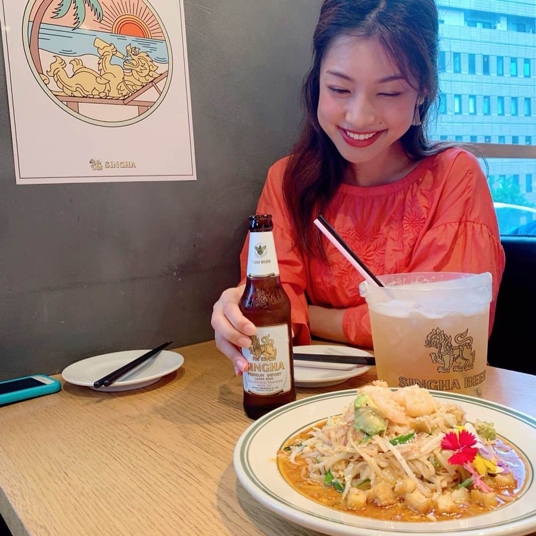 橋本聖子さんのインスタグラム写真 - (橋本聖子Instagram)「先日、麻布十番にある「JINDARI」にて #タンタンパッタイ という新商品の試食会に参加して来ました🌯 路上ライブ前という事で、バッチリ腹ごしらえしていた橋本です🙋‍♀️← . 担々麺✖︎パッタイの融合で、ピリ辛でお箸が進むわ、進むわ、すっごく美味しかった😋 右手に持っているのは、 #シンハービール ですが、この日はお預けです（笑） . 暑い夏に食べたいタンタンパッタイ！タンタンパッタイって響きもいい！タンタンパッタイー🙌 . 7月から販売するって言ってた気がするので、気になる人は是非お店へ🏃‍♀️💨💨 #singhabesttime #食スタグラム #パッタイ #担々麺 #コラボ」6月25日 20時26分 - _seikohashimoto