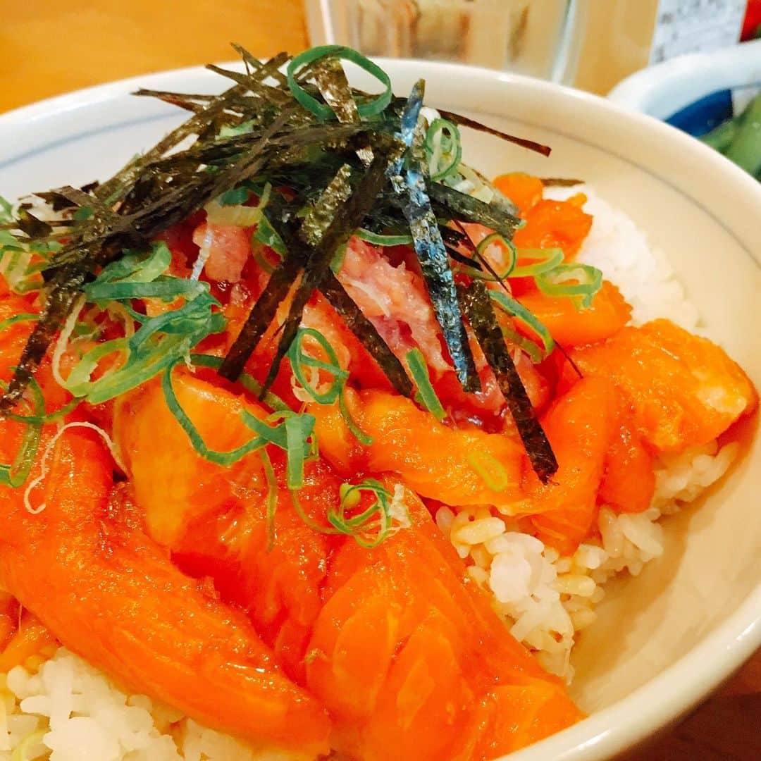 佐藤智美のインスタグラム：「大変貴重なビワマスをいただきマシタ🐟✨ まずは漬け丼とポキにしてみましたょ✌️ どちらも全くクセがなく、 トロける様な食感…… 美味ス〜〜〜〜✨✨ #ビワマス  #漬け丼  #ポキ #今日の晩御飯」