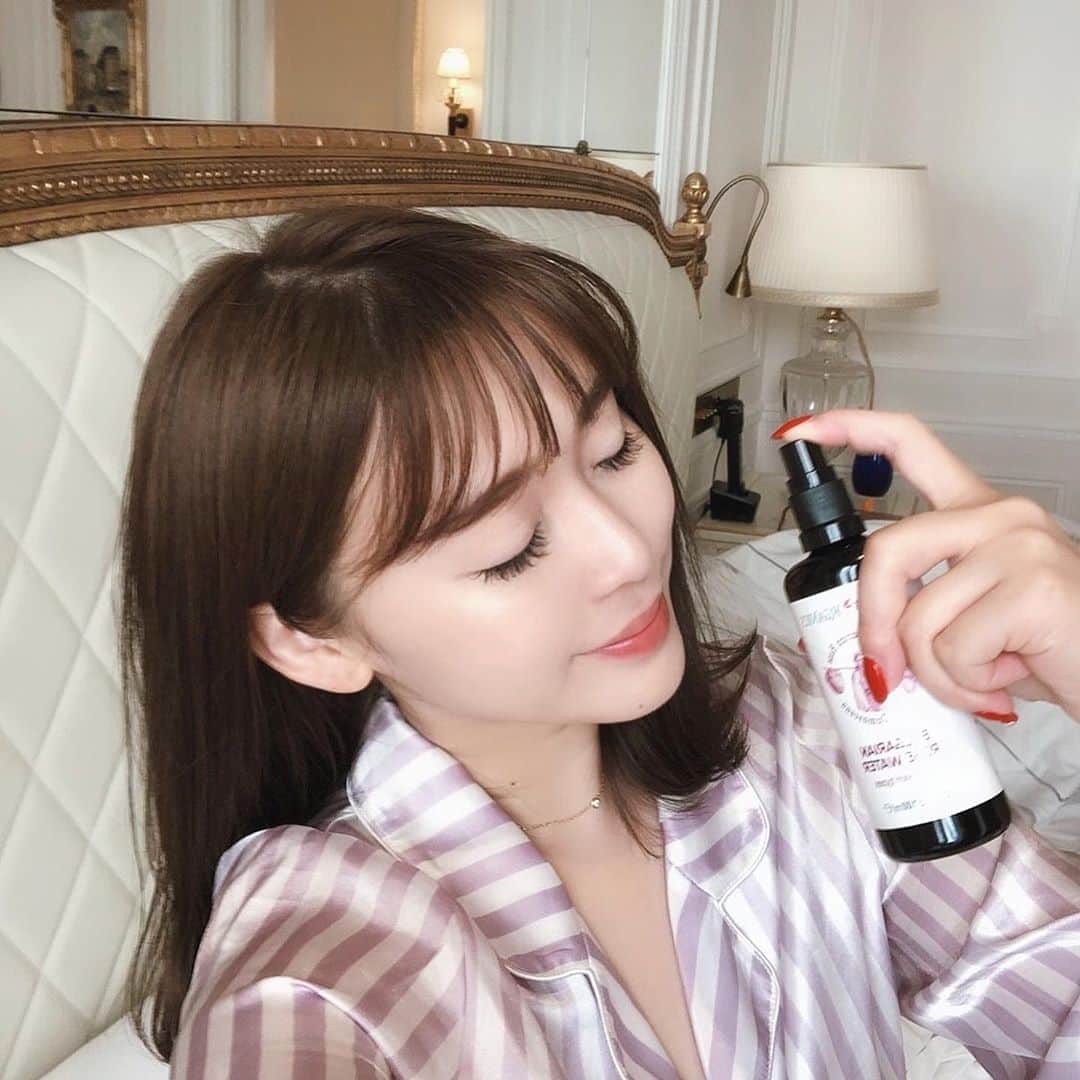 藤川沙弥のインスタグラム：「最近はオーガニックとか﻿ 天然成分、無添加なモノに興味津々🍀﻿ ﻿ 国際的な賞を沢山獲得してる﻿ アルテヤ社の物は安心だし﻿ ブルガリアの最高品質なのに﻿ リーズナブルでびっくり‼︎♥︎﻿ あのクレオパトラも愛用したと言われてる﻿ ダマスクローズ🌹﻿これね香りもすごい良い‼︎ ﻿ お風呂上がりにすぐシュシュっと！﻿ ボトルも可愛いから﻿ 見えるように飾って置いてる😂❣️﻿ ﻿ ﻿ ﻿ ﻿ #アルテヤオーガニック﻿ #オーガニックローズ﻿ #ダマスクローズ﻿ #ローズウォーター」