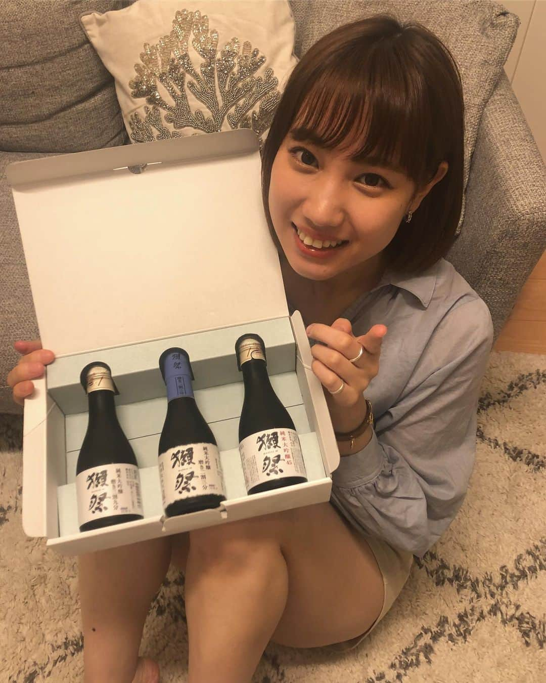 高野祐衣さんのインスタグラム写真 - (高野祐衣Instagram)「獺祭の飲み比べを ちゃんとしたことなかったなぁと思い、 飲み比べセットを購入！ あの獺祭がこんなふうに並んでると 贅沢感、テンション上がる！（笑） .  早速飲み比べ。 .  まずは、純米大吟醸45。 精米歩合が45% .  フルーティーさ、お米の甘み、 スッキリ感、飲みやすさ、 全てを兼ね備えていて、さすが！ 文句なし、おいしい！ .  お次に、純米大吟醸 三割九分。 精米歩合が39% .  香りは、45%と比べて フルーティーさよりもお米の甘さがある。 厚みのある味、重厚感？ 女性よりも、男性が好みそうだな〜と思いました！ クセになりそうな。。 .  そして、純米大吟醸 二割三分。 精米歩合が23% .  かなり削ってるので、 ワクワクしながらお猪口に注いだら とろみがあって少し驚き。 とにかく、おいしい！！！ 格が違うな〜と！ お米のふくのかな甘みを 表現することが多々あるけど、 これは別次元だなぁぁ .  やっぱり二割三分おいしかったな〜✨ でも45と比べて約3倍の値段するから 普段飲むなら45かなぁぁ 三割九分よりは、45の方がすきでした！ 私の好みはフルーティーな日本酒なので、 あくまでも私の感想です^ ^ .  #日本酒 #日本酒女子 #純米大吟醸 #獺祭 #山口県 #旭酒造 #飲み比べ #唎酒師 #ゆいぽんしゅ」6月25日 20時30分 - yuipooon12_06