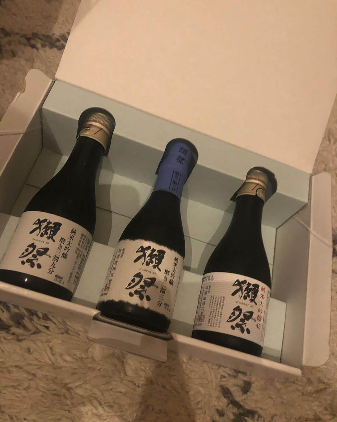 高野祐衣さんのインスタグラム写真 - (高野祐衣Instagram)「獺祭の飲み比べを ちゃんとしたことなかったなぁと思い、 飲み比べセットを購入！ あの獺祭がこんなふうに並んでると 贅沢感、テンション上がる！（笑） .  早速飲み比べ。 .  まずは、純米大吟醸45。 精米歩合が45% .  フルーティーさ、お米の甘み、 スッキリ感、飲みやすさ、 全てを兼ね備えていて、さすが！ 文句なし、おいしい！ .  お次に、純米大吟醸 三割九分。 精米歩合が39% .  香りは、45%と比べて フルーティーさよりもお米の甘さがある。 厚みのある味、重厚感？ 女性よりも、男性が好みそうだな〜と思いました！ クセになりそうな。。 .  そして、純米大吟醸 二割三分。 精米歩合が23% .  かなり削ってるので、 ワクワクしながらお猪口に注いだら とろみがあって少し驚き。 とにかく、おいしい！！！ 格が違うな〜と！ お米のふくのかな甘みを 表現することが多々あるけど、 これは別次元だなぁぁ .  やっぱり二割三分おいしかったな〜✨ でも45と比べて約3倍の値段するから 普段飲むなら45かなぁぁ 三割九分よりは、45の方がすきでした！ 私の好みはフルーティーな日本酒なので、 あくまでも私の感想です^ ^ .  #日本酒 #日本酒女子 #純米大吟醸 #獺祭 #山口県 #旭酒造 #飲み比べ #唎酒師 #ゆいぽんしゅ」6月25日 20時30分 - yuipooon12_06