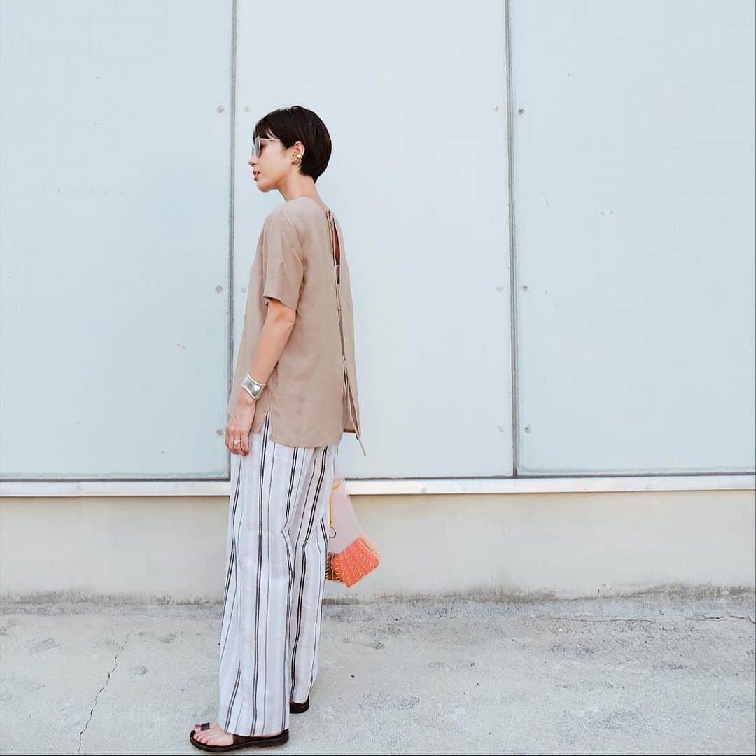 のインスタグラム：「なんだかんだいってストライプパンツって優秀☺︎ * しかも、ウエストはゴムでリラックスして穿けるパンツです！ * バックリボンが細めでアクセントになってるプルオーバーもお気に入り♡」