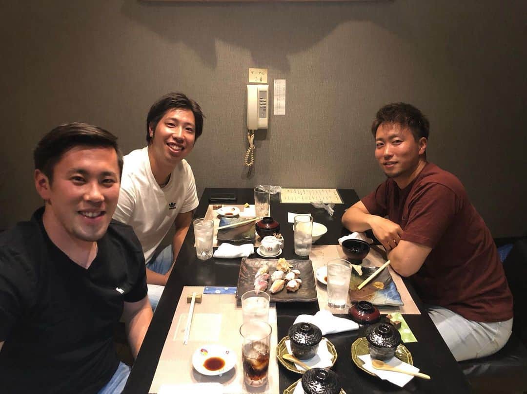 西村天裕のインスタグラム：「お疲れ様です！ 交流戦終わり札幌に帰ってきたので練習後に3人でご飯行ってきました！ また明日からも頑張ります！！ 井口がインスタフォローして欲しいみたいなので皆さん是非フォローしてあげてください！！ 皆さんよろしくお願いします🤲🤲 @iguchi.kazutomo  #札幌 #井口和朋 #吉田侑樹 #同級生 #寿司」