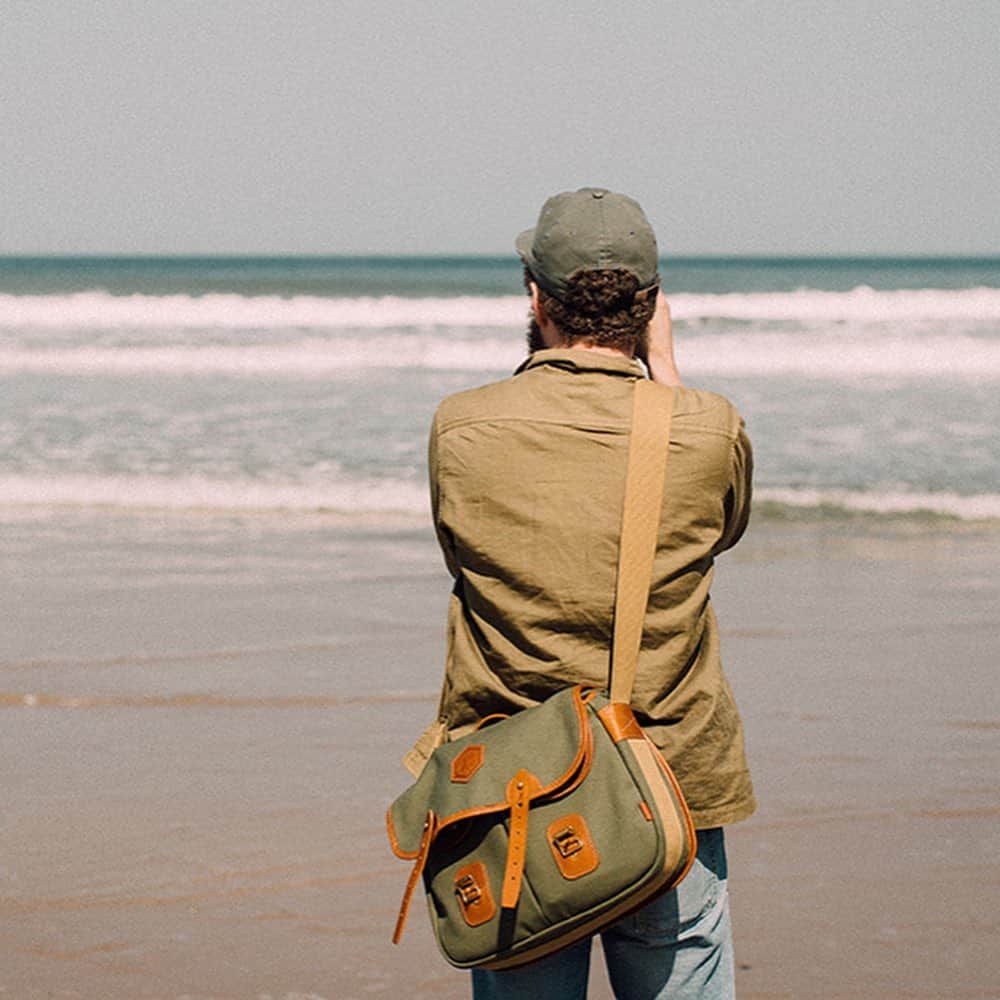 ジョンチャップマンのインスタグラム：「Great pics and review by @permanentstylelondon of the @adammarelli x @chapmanbags #camera #bag #madeinengland #handcrafted #bags #photography #leica #camerabag #photographer」