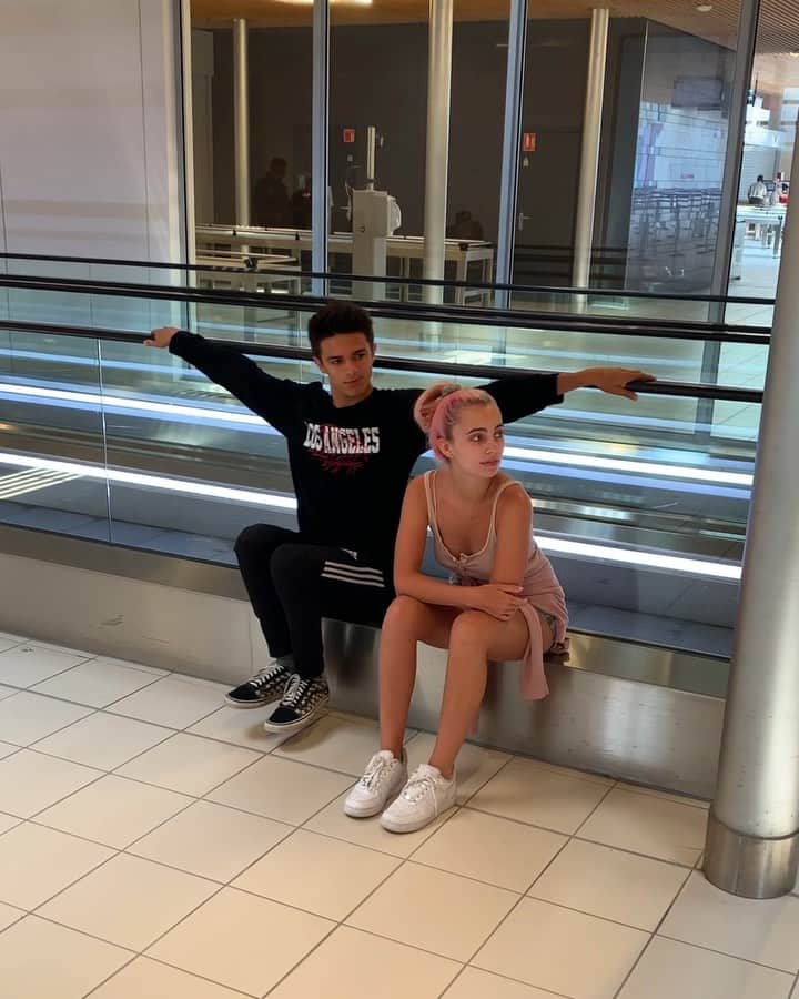 Brent Riveraのインスタグラム：「When you see a cute girl in the airport..😳😍 @lexihensler TAG A FRIEND😂」