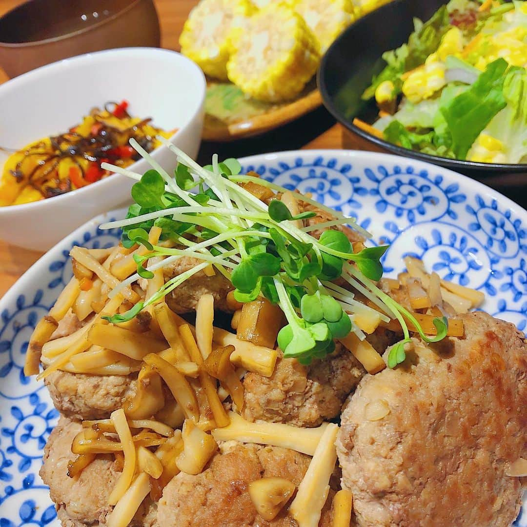 岡部玲子さんのインスタグラム写真 - (岡部玲子Instagram)「本日の低糖質晩ご飯🍴 パン粉なしの低糖質キノコたっぷり豆腐ハンバーグにミルフィーユという名のとうもろこし🌽、パプリカの塩昆布炒め(激ウマ〜っ😍)にサラダ…汁物は息子の大好きなオクラ白だしスープ☺️ かなり糖質抑えめの食事だわ☺️ ハンバーグにキノコやら野菜やらを細かく切ってイン‼️ 娘、騙されて食べた〜😁 #岡部玲子 #子育て #主婦 #アラフォーママ #タレント #レポーター #39歳 #ジュニアアスリートフードマイスター #ヘルシーご飯 #低糖質ご飯 #ロカボ #mama #talent #reporter #instagood #f4f #dinner #healthy #healthyfood #japanesefood #diet #lowcarb #smile #happy」6月25日 20時45分 - reiko_okabe