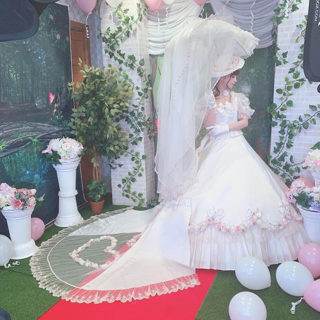 深澤翠さんのインスタグラム写真 - (深澤翠Instagram)「Lolita Wedding Brand "Hiroko Tokumine" 撮影でたくさんドレスを着ました♡  普通のドレスでは物足りない方にとってもおすすめ♡ ドレスオーダー、レンタル、そして持ち込みが厳しいという方には超可愛いハート♡のトレーンや持つだけで貴族みたいになれる日傘などパーツ毎のレンタルもあるみたいです♡  #lolitafashion  #weddingdress  #hirokotokumine  #monkeepwig」6月25日 20時46分 - midorifukasawa