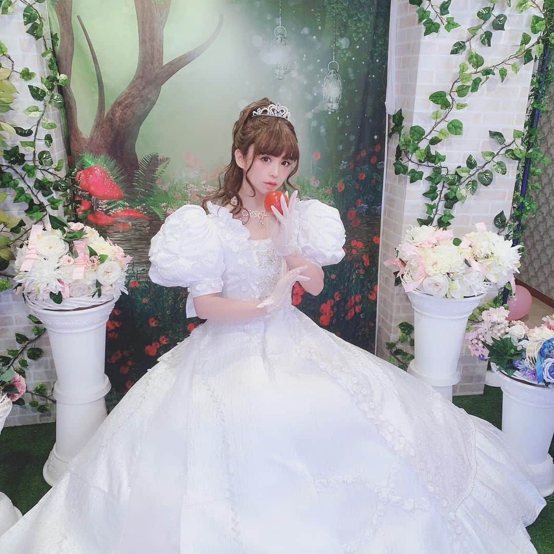 深澤翠さんのインスタグラム写真 - (深澤翠Instagram)「Lolita Wedding Brand "Hiroko Tokumine" 撮影でたくさんドレスを着ました♡  普通のドレスでは物足りない方にとってもおすすめ♡ ドレスオーダー、レンタル、そして持ち込みが厳しいという方には超可愛いハート♡のトレーンや持つだけで貴族みたいになれる日傘などパーツ毎のレンタルもあるみたいです♡  #lolitafashion  #weddingdress  #hirokotokumine  #monkeepwig」6月25日 20時46分 - midorifukasawa