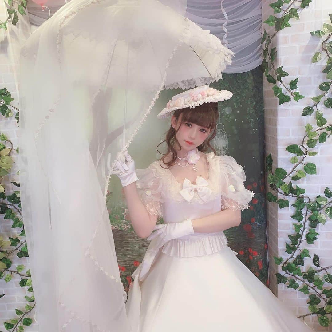 深澤翠さんのインスタグラム写真 - (深澤翠Instagram)「Lolita Wedding Brand "Hiroko Tokumine" 撮影でたくさんドレスを着ました♡  普通のドレスでは物足りない方にとってもおすすめ♡ ドレスオーダー、レンタル、そして持ち込みが厳しいという方には超可愛いハート♡のトレーンや持つだけで貴族みたいになれる日傘などパーツ毎のレンタルもあるみたいです♡  #lolitafashion  #weddingdress  #hirokotokumine  #monkeepwig」6月25日 20時46分 - midorifukasawa