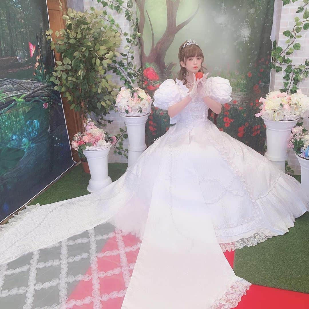 深澤翠さんのインスタグラム写真 - (深澤翠Instagram)「Lolita Wedding Brand "Hiroko Tokumine" 撮影でたくさんドレスを着ました♡  普通のドレスでは物足りない方にとってもおすすめ♡ ドレスオーダー、レンタル、そして持ち込みが厳しいという方には超可愛いハート♡のトレーンや持つだけで貴族みたいになれる日傘などパーツ毎のレンタルもあるみたいです♡  #lolitafashion  #weddingdress  #hirokotokumine  #monkeepwig」6月25日 20時46分 - midorifukasawa