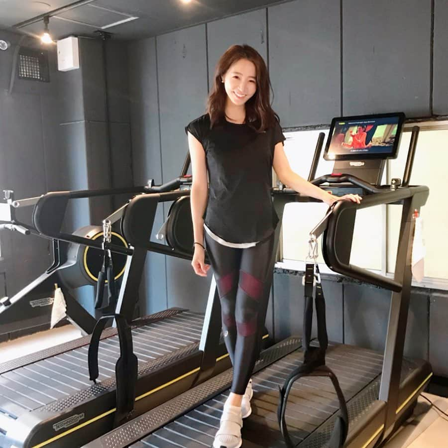 鈴木優美 さんのインスタグラム写真 - (鈴木優美 Instagram)「先日1/3RD FITNESS 馬車道@onethirdfitnessbashamichi にてパーソナルトレーニング体験をさせていただきました💪✨ . 優しいトレーナーさんに教わりながら、久しぶりのジムは楽しかったです☺️ 今回は特別に娘と伺わせて頂きましたが、説明など丁寧にして下さり安心できました✨ 本当にありがとうございました✨ . 実施店舗は秋葉原・東小金井・大船・馬車道・三鷹駅前で、子連れokキッズスペース有りなのは三鷹駅前店 @onethirdfitness_mitaka だそうです👶🏻 . "ワンサードフィットネスは、あなたの生活3分の1の​活きる筋肉を目覚め目覚めさせる、ただ体を鍛えるための24時間ジムではありません。" とだけあって…✨ ​ラウンジ、フィットネスバーガー、レンタルスタジオ、コワーキングスペース、子供遊び場など" ただのジムじゃない "「日常の中にプライベートとワーク、フィットネスが融合する場所」 「照明」と「内装インテリア」、2つの側面で工夫が施されています✨ モチベーションが高まるようなオシャレな外装、空間でした😍 #スワイプしてね . . 体を動かすと気持ちまで軽くなる✨ 夏までに少し鍛えたいなぁ💓 . . . . . . . #onethirdfitness #onethird #ワンサードフィットネス #24時間ジム #馬車道 #PR #筋トレ #筋トレ女子 #ワークアウト #ワークアウト女子 #トレーニング #トレーニング女子 #ママライフ #二児ママ #2児ママ #子連れ #キッズスペース #子連れok #キッズスペース 店舗有」6月25日 20時38分 - yumi_kakiuchi