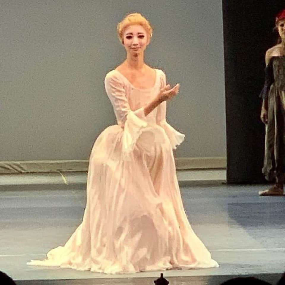 飯島望未さんのインスタグラム写真 - (飯島望未Instagram)「I had the best time on stage as Marie Antoinette on Sunday.  I was grateful to be able to do this on the last show of Marie.  Thanks to Chris and Chun Wai for always being wonderful partners.  You guys are the BEST! I wouldn’t have been able to do that without you guys.  And I cannot thank enough for all the beautiful Houston ballet dancers.  Your love and encouragement are amazing. Also many thanks to the ballet masters who led us to make this work great and to all the people involved in this ballet.  2日前の日曜日にマリーの千秋楽でマリーアントワネット役を踊らせて頂きました。 彼女の人生をどう自分なりにわかりやすくドラマチックに表現出来るか不安でしたが 色んな方々に褒めて頂き嬉しいです。 このバレエに関わった人達、ダンサーやバレエマスター達に感謝したいです。」6月25日 20時40分 - nozo0806