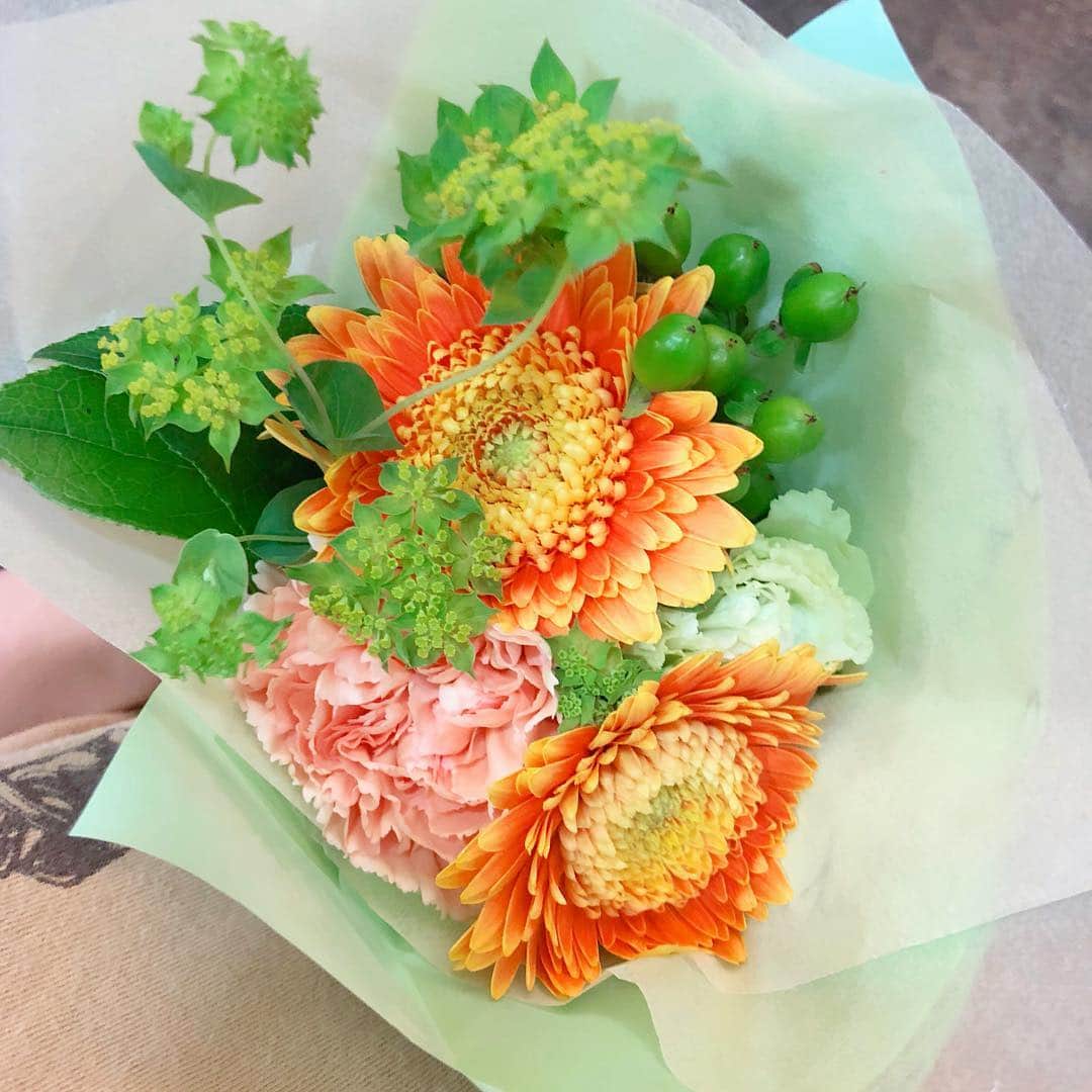 松原加奈恵さんのインスタグラム写真 - (松原加奈恵Instagram)「東京へお引越しされるお客様から❤︎ 私をイメージした花束を💐😭 当たり前やけども、 美容師をしてなかったら 出会えなかった人たちと たくさん出会って、たくさんお別れがあって、また出会う❤︎ 素晴らしく良い仕事です。 ありがとうございます！ . . #naluhair」6月25日 20時42分 - piiiiiiico