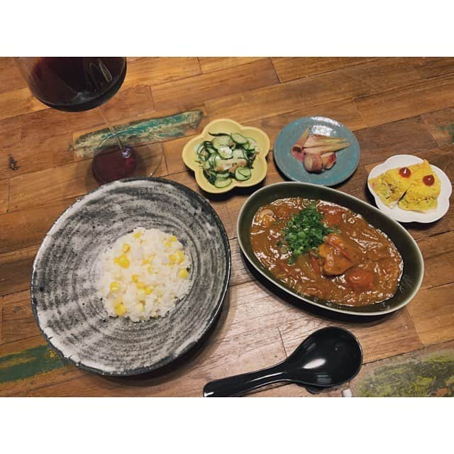 玉城ティナさんのインスタグラム写真 - (玉城ティナInstagram)「#たまきっちん  とうもろこしご飯 ほぼ玉ねぎのカレー みょうがピクルス きゅうりとかのサラダ オムレツ  昨日とうもろこし🌽を 買っていたので〜 それ以外は冷蔵庫にあったもので。 炊飯器、1人用のなんですけど いつも余っちゃうので炊いたら 食べる分以外はすぐに冷凍しちゃいます。(スライド)  撮影現場から持って 帰ってきたお花達シリーズ。  いつの日かのピザに食らいつく玉城。  お洒落でもなんでもない日常ですが 落ち着けるのでおうちが大好きです🍛」6月25日 20時42分 - tinapouty