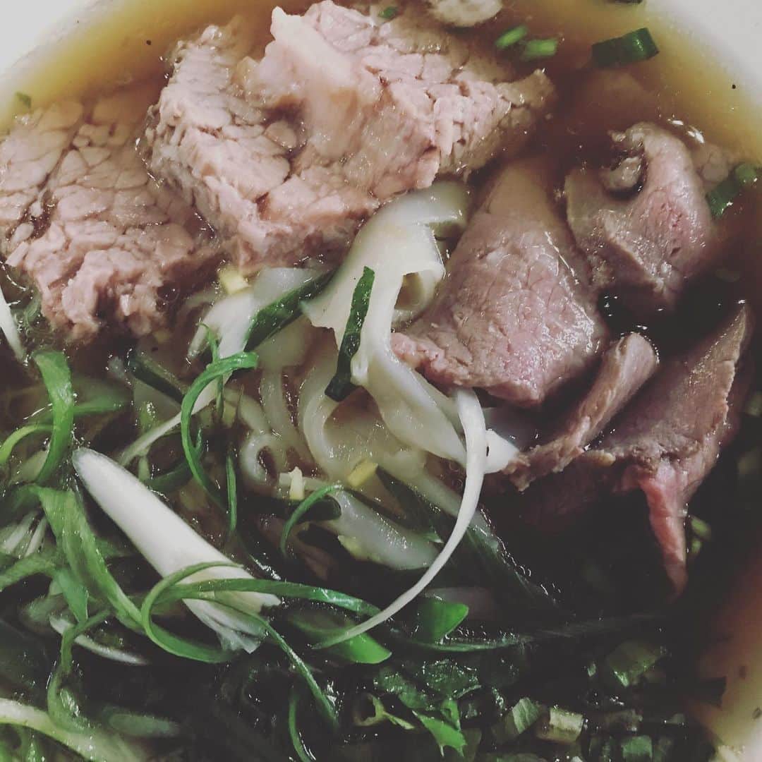 野波麻帆さんのインスタグラム写真 - (野波麻帆Instagram)「. 友人に教えて貰った『The pig and lady』。ベトナム料理なんだけどイメージはアメリカンベトナミーズという感じ。スープにつけて食べるバインミーも美味しかった！！ #hawaii #trip」6月25日 20時42分 - mahononami