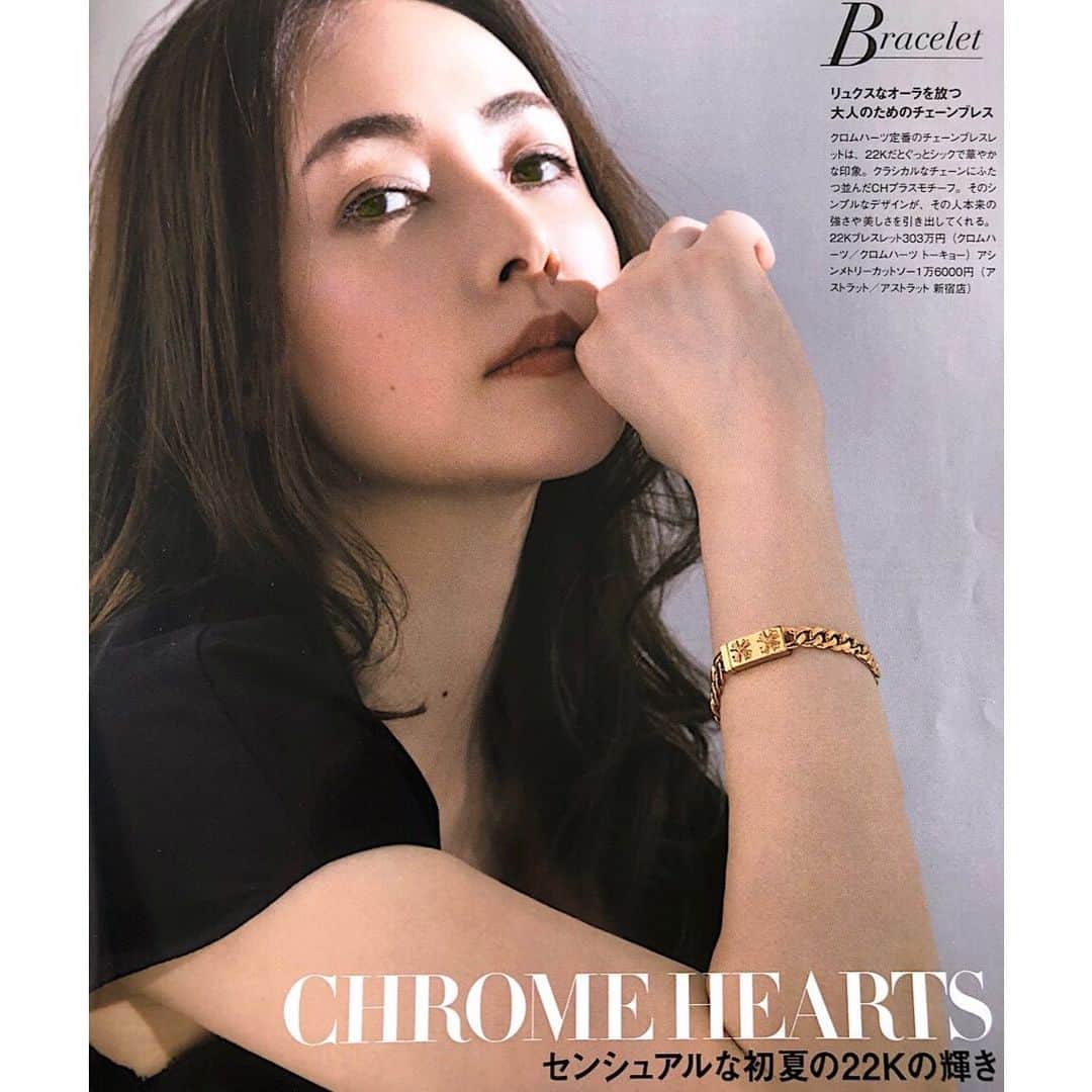 霧島れいかのインスタグラム：「GLOW 7月号  CHROME HEARTS を纏って載っております✨  もうすぐ次の号の発売日ですが 素敵なジュエリーたくさんの 7月号よろしくお願いします💍  hair&make @omoshita 🤴 styling @kazumi_yasutake 👸🏻 photo @ballpark.inc 🧝🏼‍♂️ ・ ・  #chromehearts #jewelry#goldjewelry#22k  #photography#fashionmagazine#GLOW」
