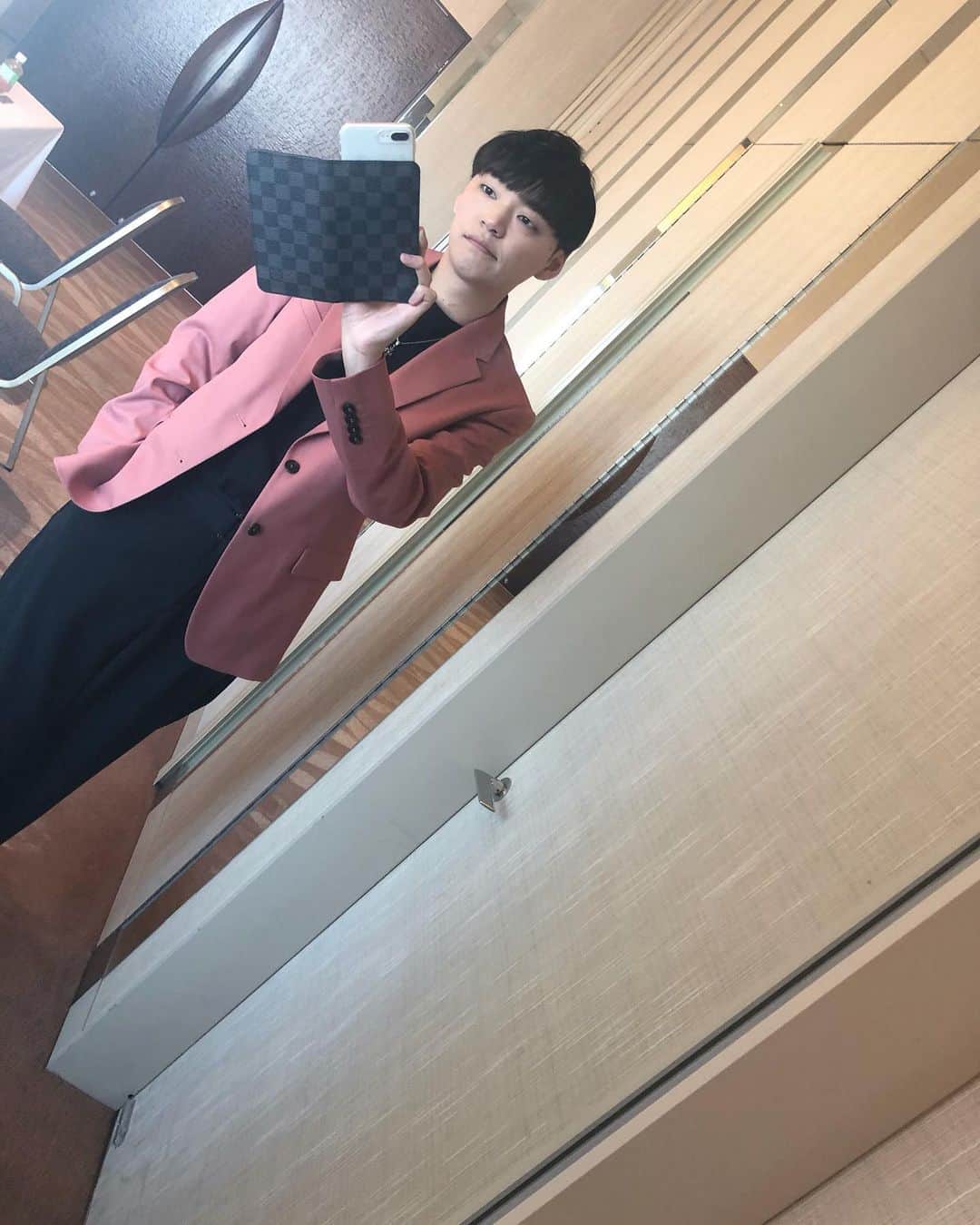 藤井達也のインスタグラム：「今日はとある歯医者さんの 周年のパーティーで『シンプル』を歌わせていただきました！ 理事長さんが、シンプルを院長に届けて欲しいとの事で叶いました😄 死ぬほど緊張したwww 改めておめでとうございます🎊 衣装を変えてみたよ😄 次名古屋来るときは名古屋の皆さんにも聞いてもらいたいな！  インスタ #Instagram #instagood #アーティスト #artist #live #歌 #song #渋谷 #shibuya #ファッション #fashion #노래 #미소 #가수 #singer #話題  #イベント #event #笑顔 #smile #followme」