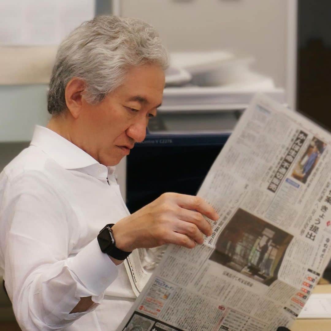 西田昌司さんのインスタグラム写真 - (西田昌司Instagram)「. 近頃、頻繁に取材記事やインタビューを掲載していただいていますが、こまめに記事をチェックしています🕵️‍♂️ 日々のニュースもしっかりチェック📰 #政治家ってどんなことしてるの？」6月25日 20時47分 - shoujinishida