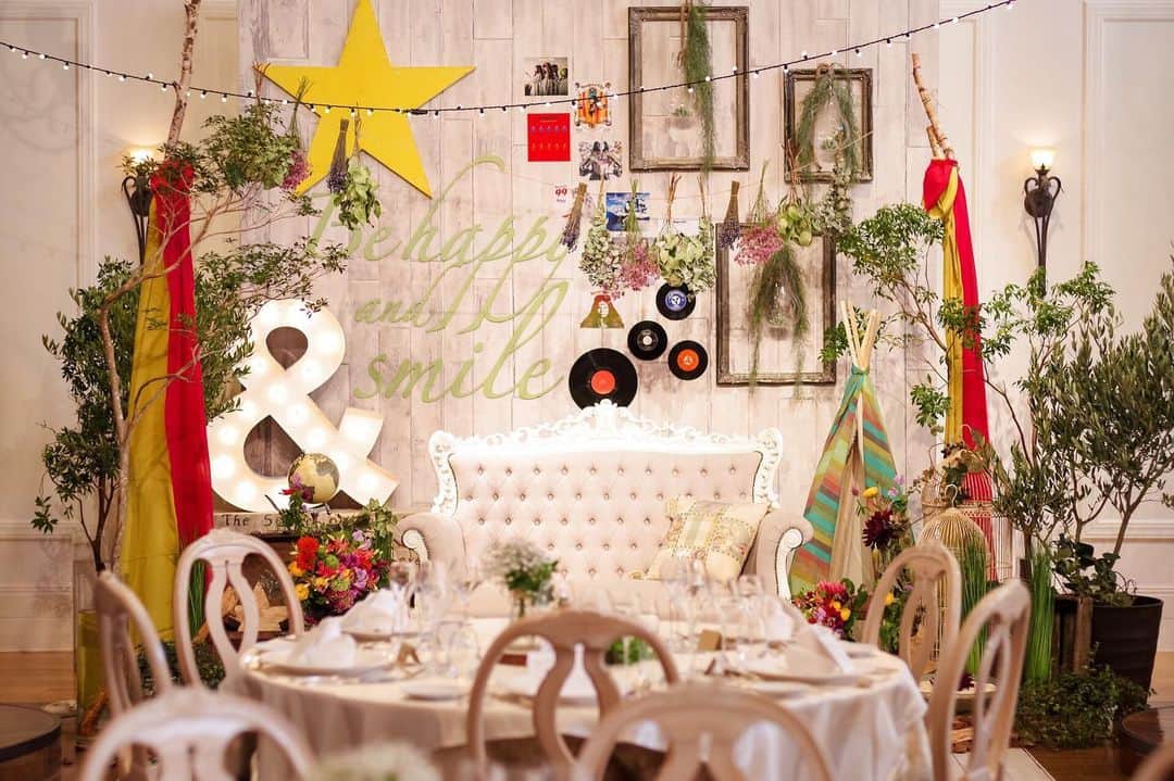 ヴィラデマリアージュさいたまのインスタグラム：「—Party Report— . Be happy & smile Keisuke & Hitomi's mariage . 大好きなゲストの方々に頂いたHappy＆Smile だからこそ私たちが未来の幸せを誓う上で 大切にしたい言葉 . 結婚式には今まで出会った大切な方を 全員呼びたい！とおっしゃるおふたり . 大好きな方々のおかげで私たちは たくさんの“笑顔と幸せ”をもらった・・・ . そして未来も笑顔の絶えない 幸せな家庭を築いていくというお二人の誓い。 . そんな素敵なお二人が付けたWedding name・・・ それは【Be happy & smile】 . この言葉を大切にしていきたい。 未来の私たちに向けた言葉として・・・ . ゲストの方々にも協力をいただき たくさんのSmilede溢れたHappyな Bon Mariage！ . #villasdesmariages#ヴィラデマリアージュ#ヴィラデマリアージュさいたま#結婚式レポート#結婚式場#ウェディング#wedding#ブライダル#式場見学#大宮結婚式場#結婚式場探し#式場探し#南フランス#プロヴァンス #ウェディングネーム#weddingname#コンセプトウェディング#プレ花嫁#プレ花嫁準備#プレ花嫁さんと繋がりたい#卒花嫁#卒花嫁レポ#卒花嫁さんとも繋がりたい#ウェディングフォト#weddingphotography#weddingphoto」