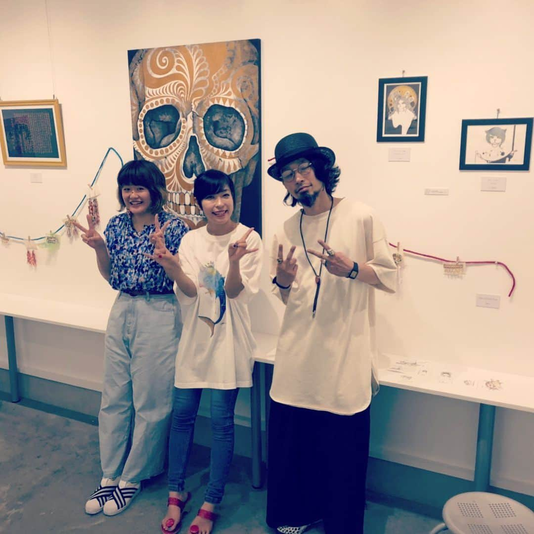 SATOKOさんのインスタグラム写真 - (SATOKOInstagram)「個展始まりました♡ 今回は2部屋の仕様になっていて、一部屋にはわたしが素敵だなと思う人たちの作品もお借りして展示してます。 写真センターの作品は愛する画家岡田独歩さんのもの。 が帰ってしまったあとに写真撮ったんだけど、右端の絵と人はペン画でかあいい絵を描く八（hachi）くんと、両サイドに散らばってるのと女の子は可愛いアクセサリーを生み出すAkiraちゃん。 グループ展もこれからまじめにやりたい！」6月25日 20時49分 - fc_satoko