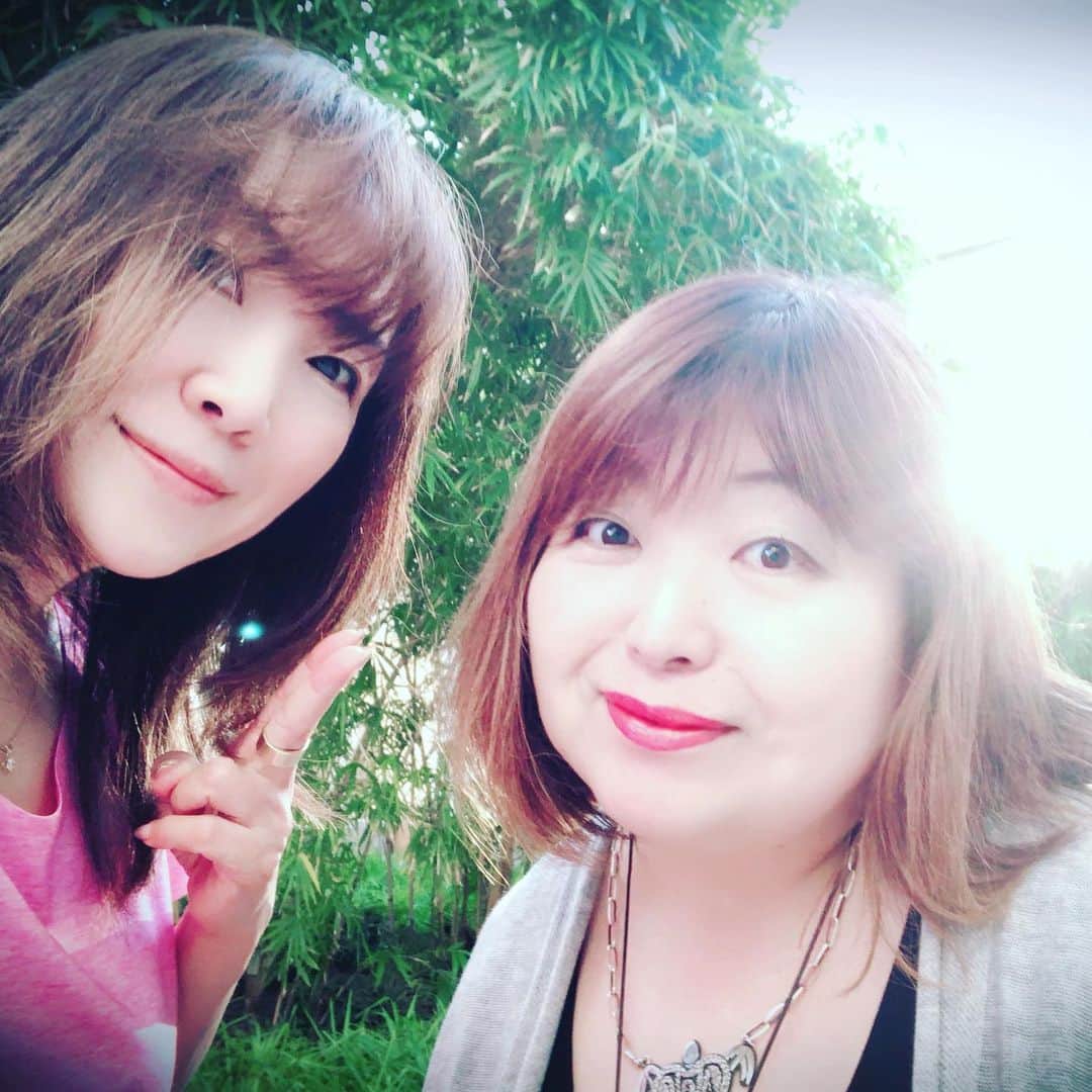 奥井雅美さんのインスタグラム写真 - (奥井雅美Instagram)「今日はお友達のシスター（そう呼んでます）を誘ってアフタヌーンティーに。 週末のランティス祭りが激しく、エネルギーで言うと動で男性的な時間だったので、メリハリをつけたくなったのか？ピンクの服で静のゆっくり時間が流れる場所に行きたくなりました。 かなり前に予約してたので、まるで"預言者"みたいやな🧐と自分で思った 笑 ・ おかげさまで整いました☺︎ ・ シスター始めたくさんの身になる情報を持つお友達が私の周りにはいて、いつも刺激をもらってます✨ ・ さてっ 次なる動の場〜ステージに向けて予習しよう🔥 ・ ・ #パークハイアット東京 #ピークラウンジ #ノンアルコール🥂」6月25日 20時52分 - masamiokui