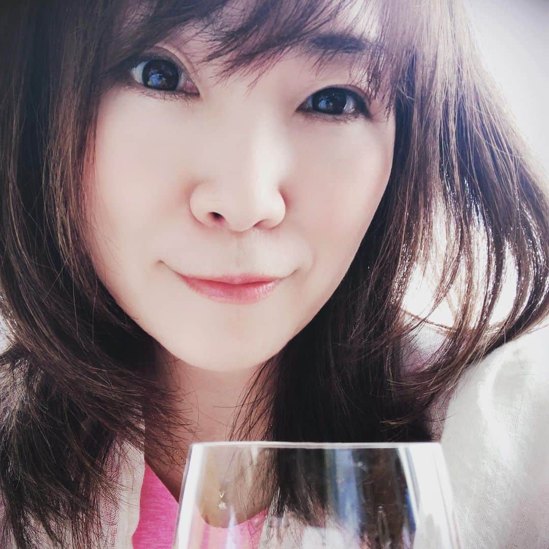 奥井雅美さんのインスタグラム写真 - (奥井雅美Instagram)「今日はお友達のシスター（そう呼んでます）を誘ってアフタヌーンティーに。 週末のランティス祭りが激しく、エネルギーで言うと動で男性的な時間だったので、メリハリをつけたくなったのか？ピンクの服で静のゆっくり時間が流れる場所に行きたくなりました。 かなり前に予約してたので、まるで"預言者"みたいやな🧐と自分で思った 笑 ・ おかげさまで整いました☺︎ ・ シスター始めたくさんの身になる情報を持つお友達が私の周りにはいて、いつも刺激をもらってます✨ ・ さてっ 次なる動の場〜ステージに向けて予習しよう🔥 ・ ・ #パークハイアット東京 #ピークラウンジ #ノンアルコール🥂」6月25日 20時52分 - masamiokui