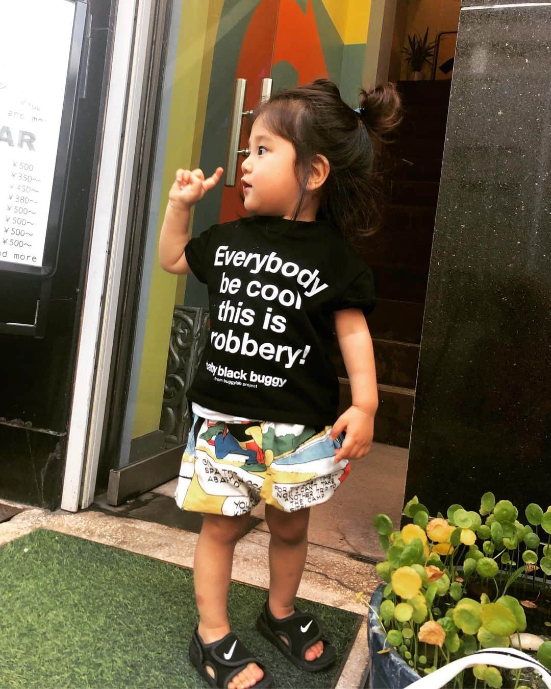 のインスタグラム：「昨日は遠距離恋愛の彼女とひさびさにデート❤️ 一日中一緒に遊んでふたりも寝ずに楽しんでた〜☺️✨ 義父ヴィンセント、義母アケミちゃんありがとうね✨🙏🏼 ふたりの成長が楽しみ🌷#デート #遠距離恋愛 #ジョアンアンドエマ  #2歳  #ベビー  #谷口じょあん #恕空 #親バカ #男の子  #キッズモデル #ロン毛男子 #kids #baby #mamalife  #babyfashion」