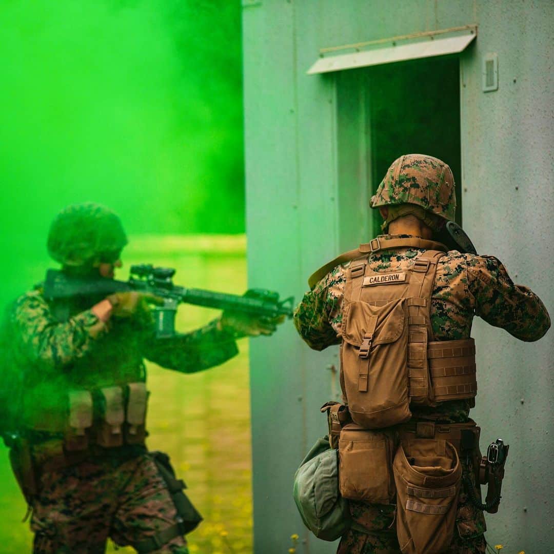 アメリカ海兵隊さんのインスタグラム写真 - (アメリカ海兵隊Instagram)「Who You Gonna Call?  Marines with @1_mef_marines prepare to breach a room during detainee operations at De Luz Combat Town at @mcb_camp_pendleton, June 5, 2019. (U.S. Marine Corps photo by Cpl. Rachel R. Mendieta)  #Marines #USMC #SemperFi #Green」6月25日 20時59分 - marines