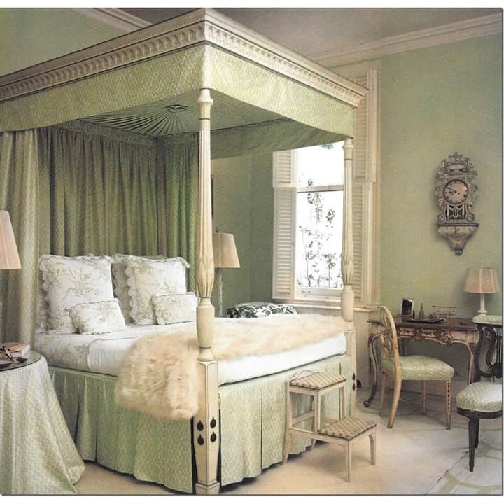 アダムさんのインスタグラム写真 - (アダムInstagram)「The late Lee Radziwill's NYC bedroom as seen in Architectural Digest, 1982.﻿ Photo by Derry Moore﻿ #ArchDigest #DerryMoore」6月25日 21時00分 - adamlippes