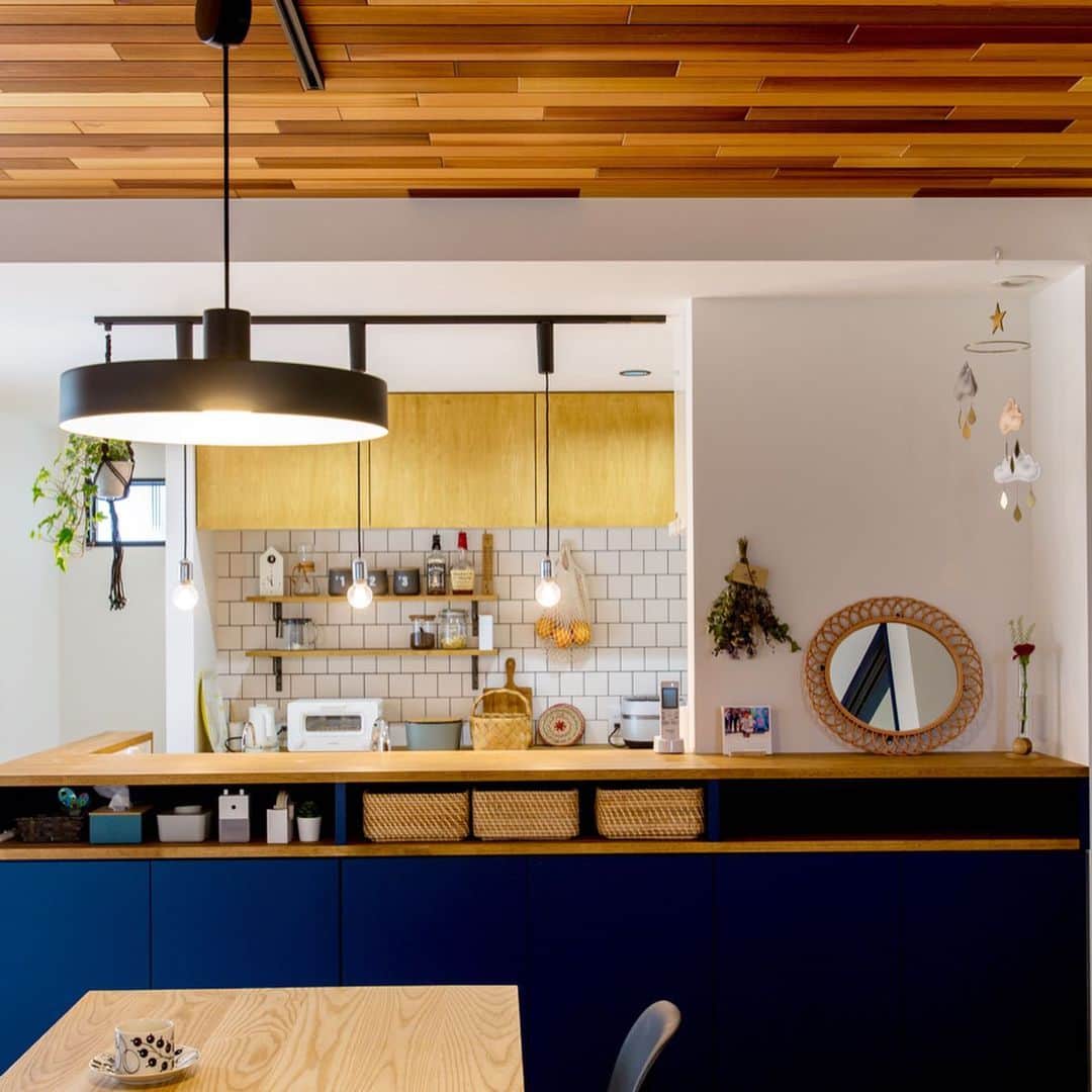 ルポハウス一級建築士事務所さんのインスタグラム写真 - (ルポハウス一級建築士事務所Instagram)「・ ・ ・ ロイヤルブルーが印象的なキッチンカウンター。 ・ ドアの色と合わせて統一感を出しています。 ・ 木の素材をたっぷり使った天井と床。 間にアクセントブルーを入れることで、コントラストの美しい空間になりました。 ・ ・ ・ 𓐌𓐌𓐌𓐌𓐌𓐌𓐌𓐌𓐌𓐌𓐌𓐌𓐌𓐌𓐌𓐌𓐌𓐌  ルポハウスの施工事例はこちらまで☞ @reposhouse  𓐌𓐌𓐌𓐌𓐌𓐌𓐌𓐌𓐌𓐌𓐌𓐌𓐌𓐌𓐌𓐌𓐌𓐌 #ルポハウス は#ちょっとかっこいい家 を"友人のために" という思いでつくっています。 一生に一度の#マイホーム。 「あなたにしかできない」×「ルポハウスだからできる」で、 私たちだけの#家づくり を思いっきり楽しんでみませんか？！ ・ ・ ・ #住宅 #注文住宅 #新築一戸建て #デザイナーズ住宅  #一級建築士事務所 #設計事務所  #滋賀県大津市 #滋賀県草津市 #滋賀県栗東市 #滋賀県甲賀市 #滋賀県近江八幡市 #ロイヤルブルー #キッチンインテリア #ダイニングインテリア #白樺 #無垢フローリング #白樺の床 #レッドシダーの天井 #プータルフリンパルハート #マリメッコ #ラタンミラー #ダブルフェイスクロック #マガジンニッチ #リクシルタイル」6月25日 21時02分 - reposhouse