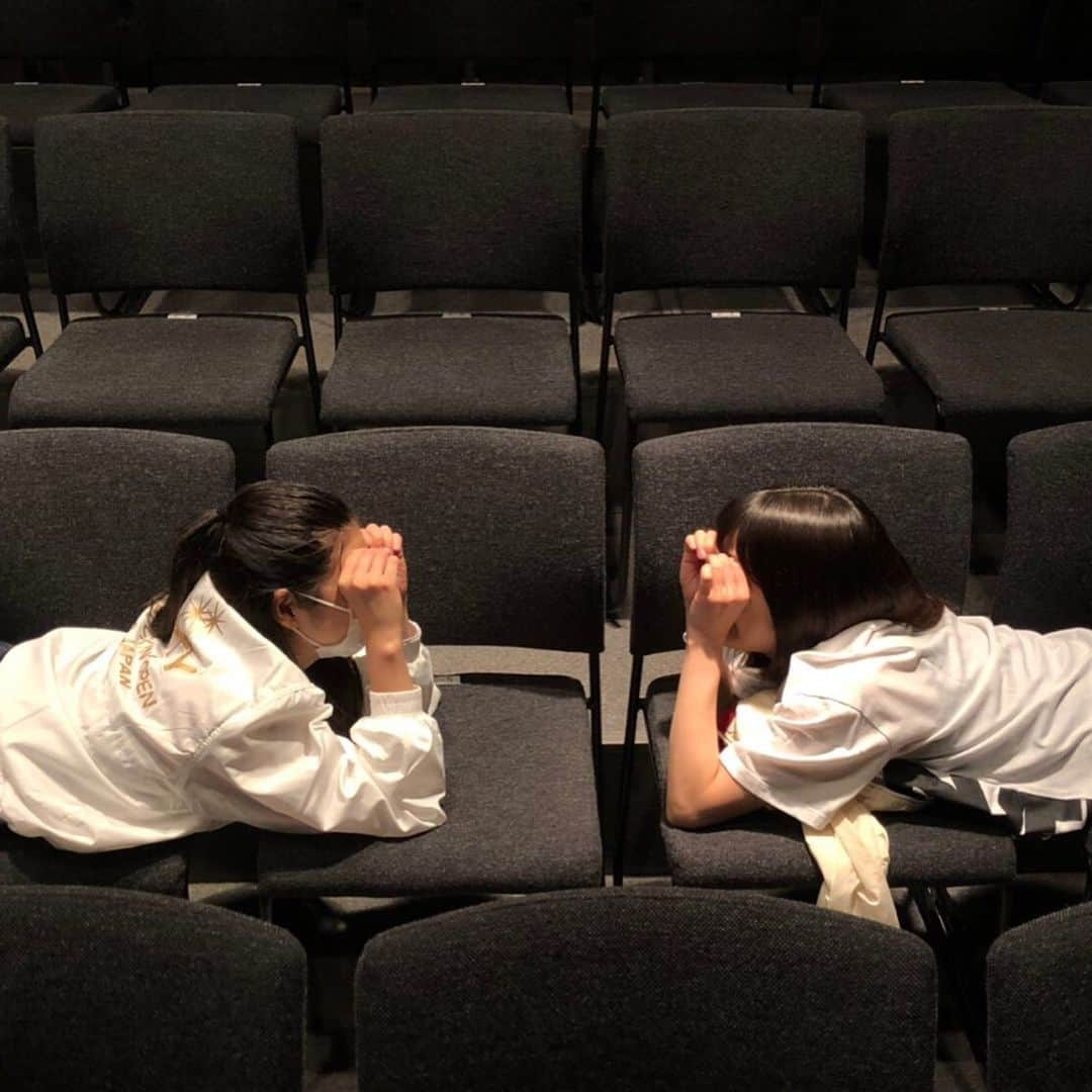 髙橋明日香さんのインスタグラム写真 - (髙橋明日香Instagram)「オフィス上の空「トルツメの蜃気楼」  無事に全公演終演しました。 たくさんのご来場、ご声援、ありがとうございました！ フリーになってから初の舞台。そして関谷真由ちゃんとW主演。 プレッシャーもありましたが、素敵な作品と素敵なキャストに恵まれ、心に残る舞台になりました。 くれはさんの書く台詞はとても綺麗でエグくてエモくて、胸にぐさぐさくる言葉がたくさんでした。いろんな事を改めて考えさせられた。  そしてユリ役の関谷。 とても真面目で素直でまっすぐ気持ちを届けてくれる関谷だから、自然とアヤとしていれました。 可愛くて面白くて体力おばけ。 大好きな女優さん。 出逢えてよかった。 ありがとう(*´ω`*) #トルツメの蜃気楼 #関谷真由 #高橋明日香」6月25日 21時11分 - asuka_takahashi1019