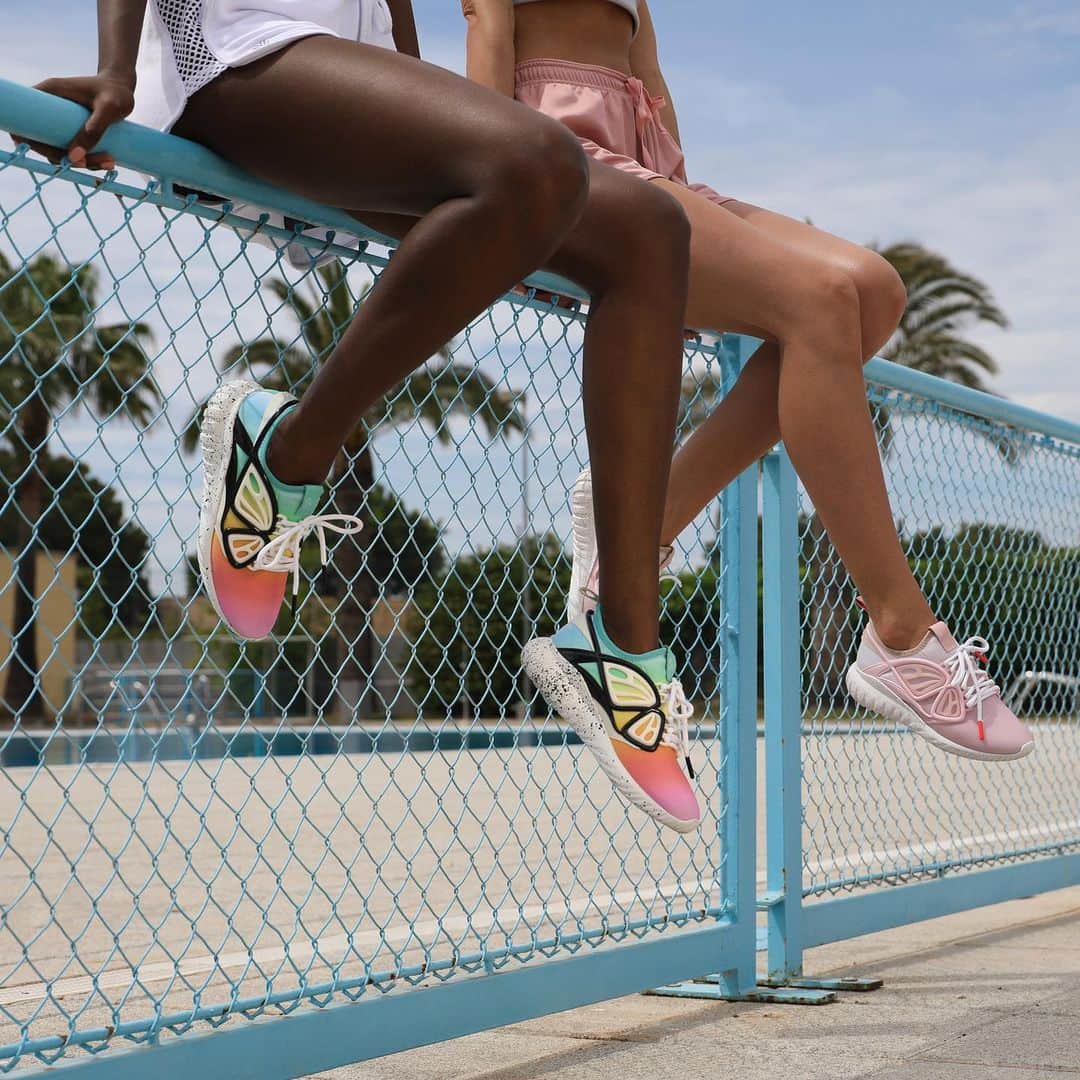 SOPHIA WEBSTERさんのインスタグラム写真 - (SOPHIA WEBSTERInstagram)「You won’t sit on the fence when you see our new Fly-By colourways 🦋 Shop with #SophiaWebster 🦋  #SophiaWebsterFlyBy」6月25日 21時05分 - sophiawebster