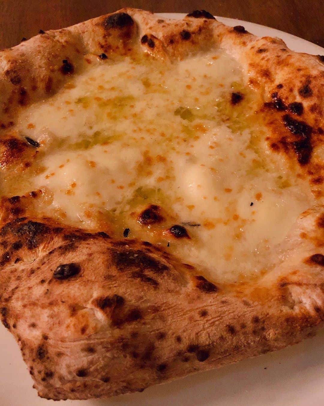 秋山具義さんのインスタグラム写真 - (秋山具義Instagram)「25年くらい前から来ている中目黒『聖林館』(最初の頃の店名は『サヴォイ』）。﻿ ﻿ ﻿ 何年も通ってる人しかオーダーできない裏メニュー﻿の「ビアンカ」はチーズとバターのピザで、め〜っちゃくちゃ最高に美味しい！！！﻿﻿ ﻿﻿ 「マルゲリータ」は、美味しい！！！このトマトが素晴らしい！！！﻿﻿ ﻿﻿ 初めて食べた「シシトウトマト」のパスタが、ビックリするほど美味しかった〜！！！﻿﻿ ﻿﻿ #聖林館 #中目黒ピザ #具義ピザ2019」6月25日 21時07分 - gugitter
