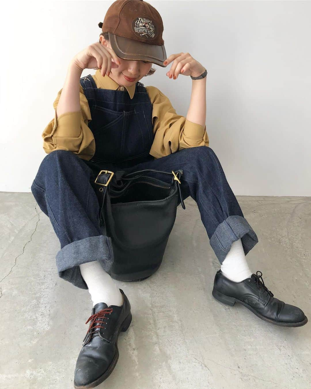 柴田紗希さんのインスタグラム写真 - (柴田紗希Instagram)「今日の #私服さん #しば服 shirt... @1chilu  overall... @scye_official  cap... @wilko_meidaimae (古着) shoes... olgow (古着) 今日はシャツもオーバーオールも古着ではなくきれいめな型の素敵なオリジナルアイテム揃い。 こんな日があると それもまたわくわくするんだ 毎日ファッションが楽しい 楽しめることが本当にありがたい そろそろシューズ磨かないとな🤭」6月25日 21時14分 - shibasaaki