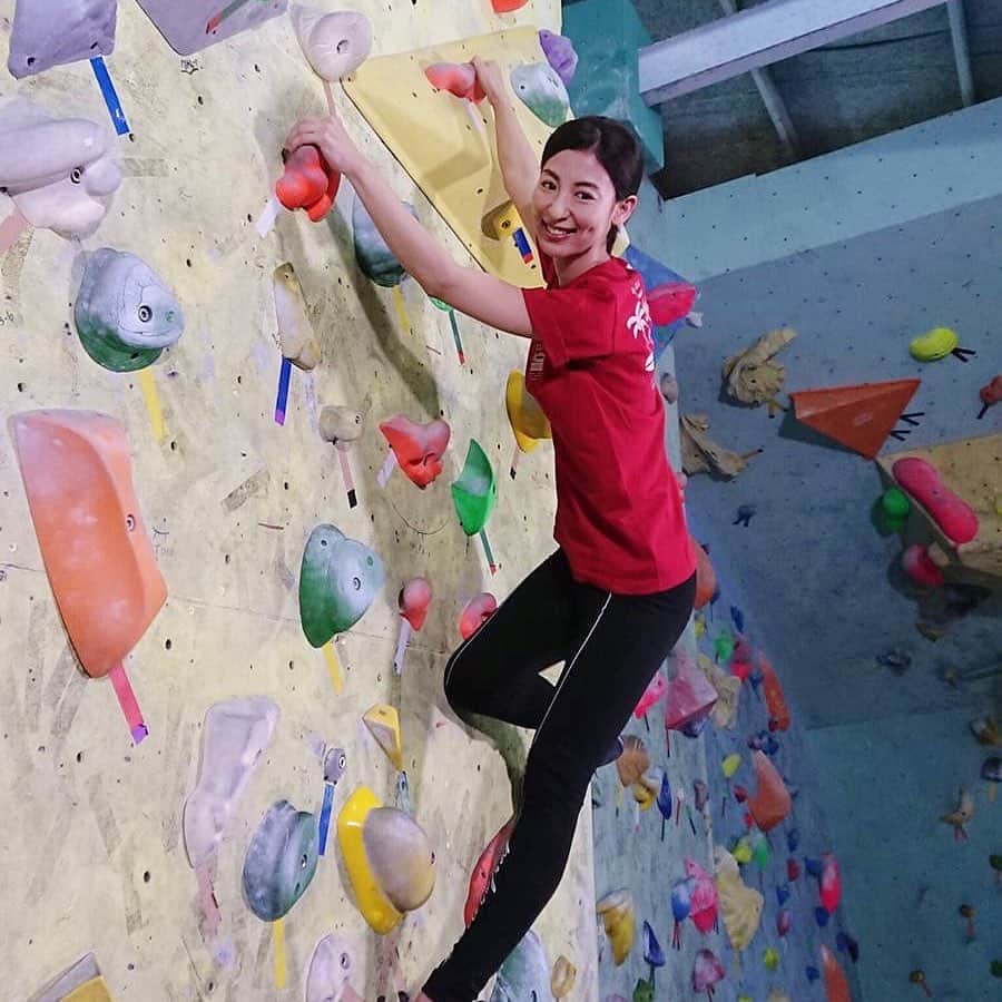 大久保麻梨子さんのインスタグラム写真 - (大久保麻梨子Instagram)「自分にとってちょっと難しいと思うことに挑戦した方が、面白いし、達成感が味わえる。  故意選擇挑戰覺得有點困難的事，才有趣，有成就感！關於工作，興趣都是🧗🏻‍♀️ 一步一步很踏實的爬上去  #攀岩 #ボルタリング #ボルタリング女子  #gym #gymlife #sport #ジム #ジム通い #トレーニング女子  #運動 #運動女孩 #gymgirl #training #traininggirl #girlsport #스포츠 #deportes #gimnasios #gimnasio #chica #กีฬา #ยิม #สาว #ยิมโน #ยิ้มหวาน #รอยยิ้มของชูครีม #ยิ้ม #bouldering #boulderinggym #boulderinglife」6月25日 21時18分 - marilog0907