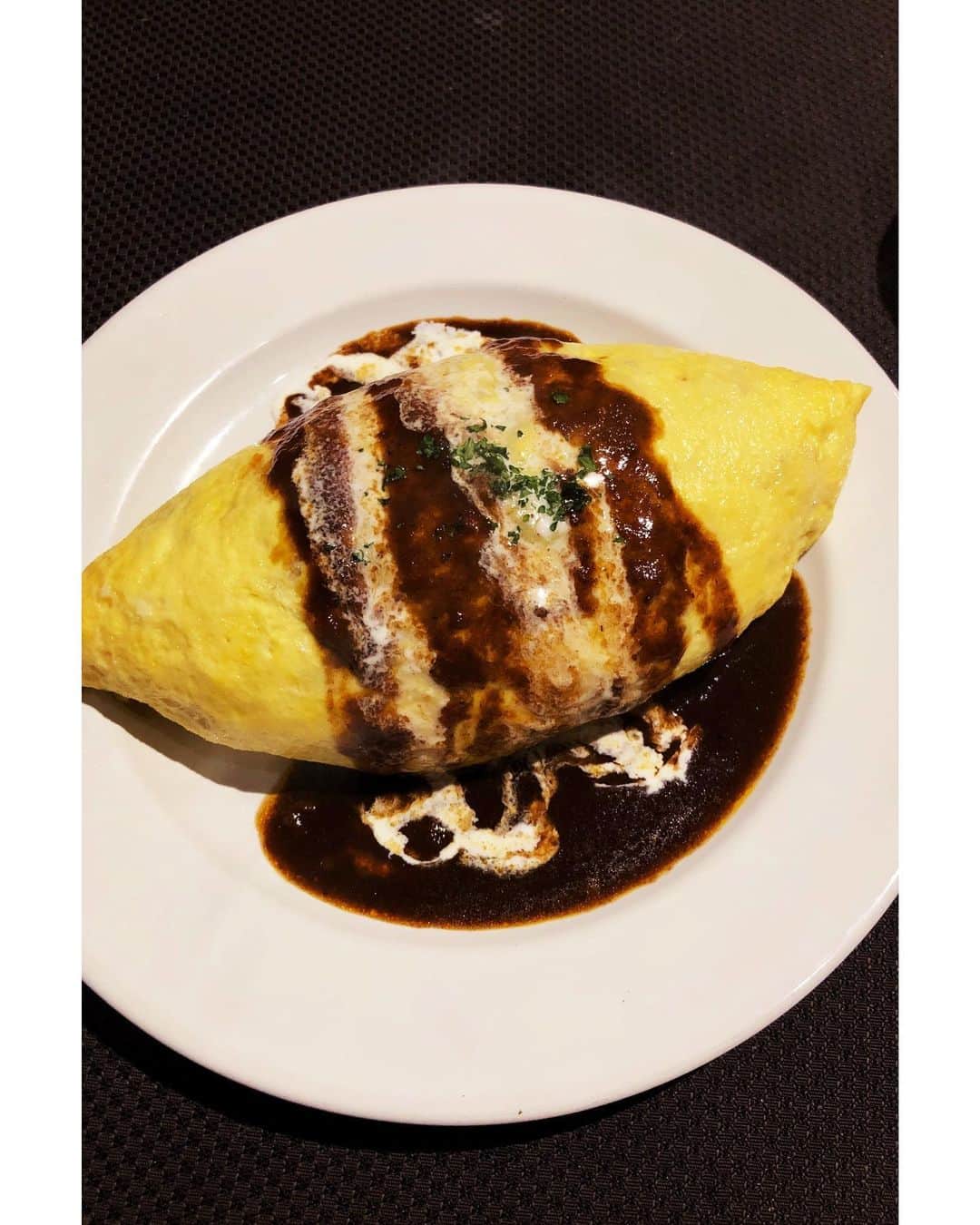 Ryoko Yunokiのインスタグラム：「+ + + Enjoyed our dinner Saturday night very much. Love this place😋 + + + #洋食dinningQuattro #洋食ダイニングクアトロ #オムライス #タンシチュー #海老と帆立のフライ」