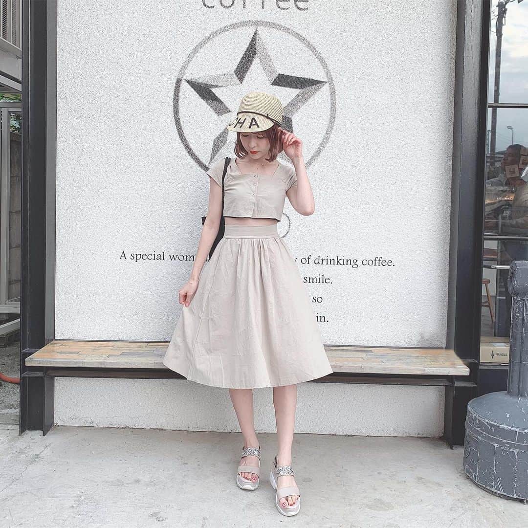 のインスタグラム：「⭐︎⠀ ⠀ ベージュのセットアップ❤︎ 最近お腹チラ見せの洋服かわいくて好き𓅺 setup.. @holidayandholiday_official  bag.. @millea_official_ ⠀ ⠀ #ベージュコーデ#時差投稿#코디네이트#코디#코디스타그램#소통#소통해요#베이지#베이지코디#데일리코디」
