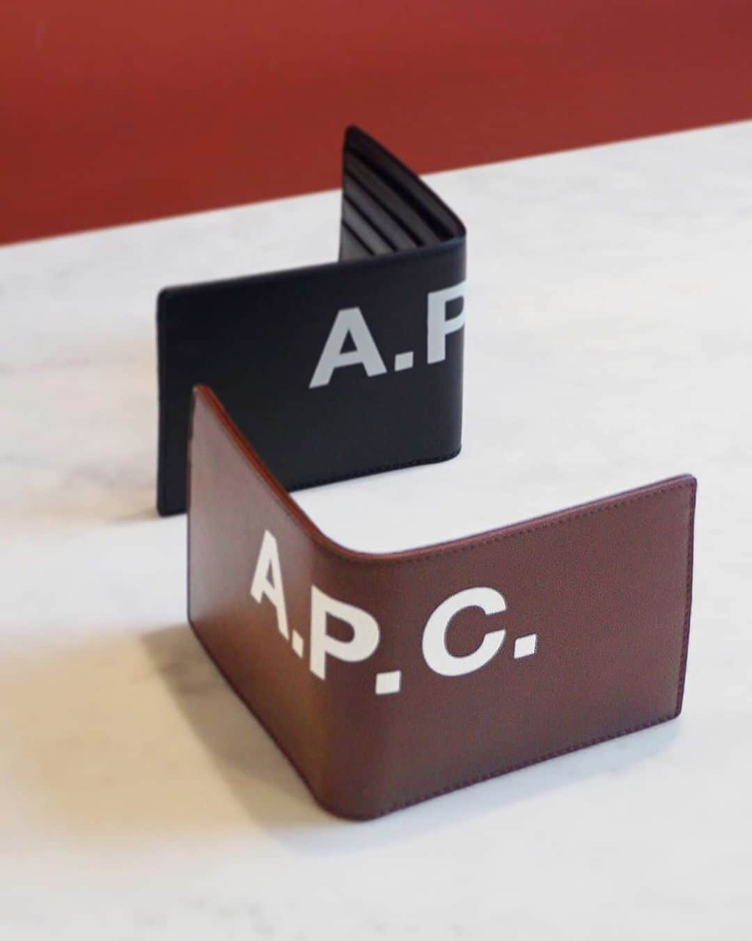 アーペーセーさんのインスタグラム写真 - (アーペーセーInstagram)「Aly and London wallets from the Spring/Summer 2019 collection, in vegetable tanned leather with a silkscreened contrasting A.P.C. logo. Available in stores and at apc.fr - Photo: @kapok  #APC #leather #SS19」6月25日 21時22分 - apc_paris