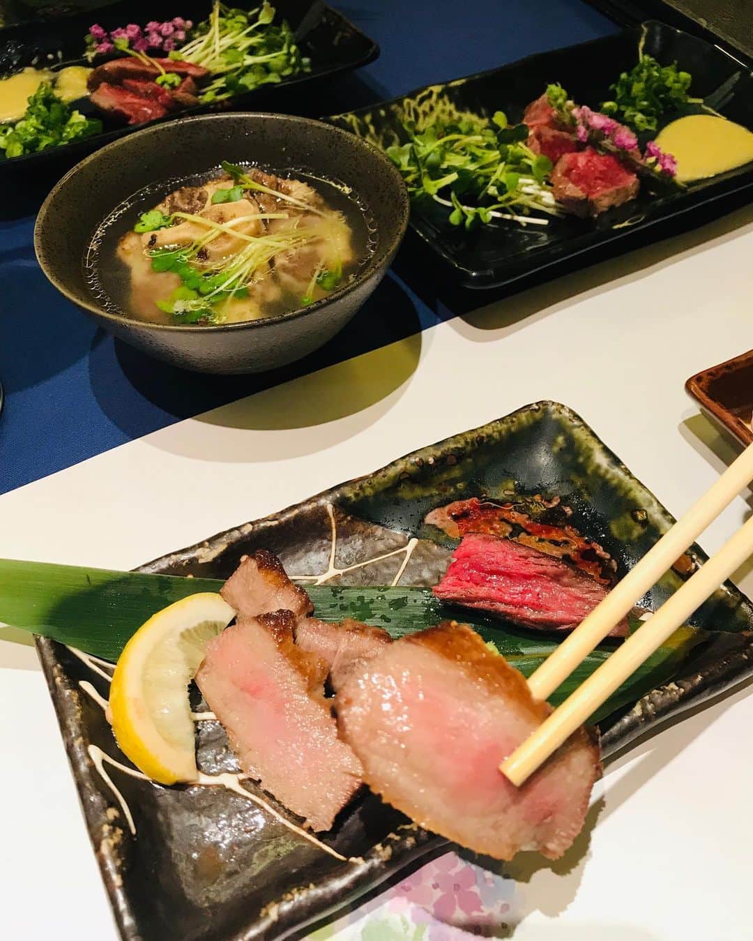 DJ MIYAさんのインスタグラム写真 - (DJ MIYAInstagram)「こんばんにゃ♪💗今日はママと東新宿にある、「肉割烹 肉かぶく」@nikukabuku さんでお食事してきました～～！❤️ . .  お肉好きさんにぜひ行ってみてほしい☆彡料理長の芸術的お料理が楽しめるお店なんです～。🎀 . .  接待にもぴったりな雰囲気で、お母さんも落ち着いた大人の空間に大喜びです～。❤️ . .  肉割烹コース（7500円）はかなりおすすめです。 . . 【全12品】■生わさびと山芋のとろける　肉そうめん ■本日のスープ ■特上タン　岩塩とレモンで ■特選ハラミ　自家製のタレで ■グリーンサラダ ■濃厚ビーフシチュー ■和牛　モモ肉のたたき　山葵ヴィネグレットソース ■本日の野菜料理 ■厳選　和牛A5のヒレ　もみじおろしと ■【名物】特選Ａ５サーロインのひとくち焼きすき丼 ■さっぱり稲庭うどん ■イチゴと粒あんのブランマンジェ . .  すごく美味しかった～～！❤️ . .  素敵なお店だから、行ってみてね💗 .  新宿 肉かぶくで検索してね!❤️ Casting By @woomy.restaurant . .  今日のお洋服は❤️ @rurume_official  RURUさんの🌈韓国ファッション❤️ . . .  #東新宿　#肉割烹 #肉かぶく #懐石料理　#サーロイン #新宿グルメ #新宿ディナー　#お出かけコーデ　#女子会コーデ　#新宿　#お肉好き #旅インスタグラマー #グルメブロガー　#グルメ　#都内グルメ　#今日のコーデ　#今日のファッション #お肉好き　#インスタグラマー　#インフルエンサー　#フィットネス女子 #ファッションブロガー　#ボディメイク　#美容にいい　#SHINJUKU  #会席料理  #新宿ディナー  #肉好き女子 #新宿区 #美味しかった #女子会ディナー #東京グルメ旅」6月25日 21時22分 - dj_miya