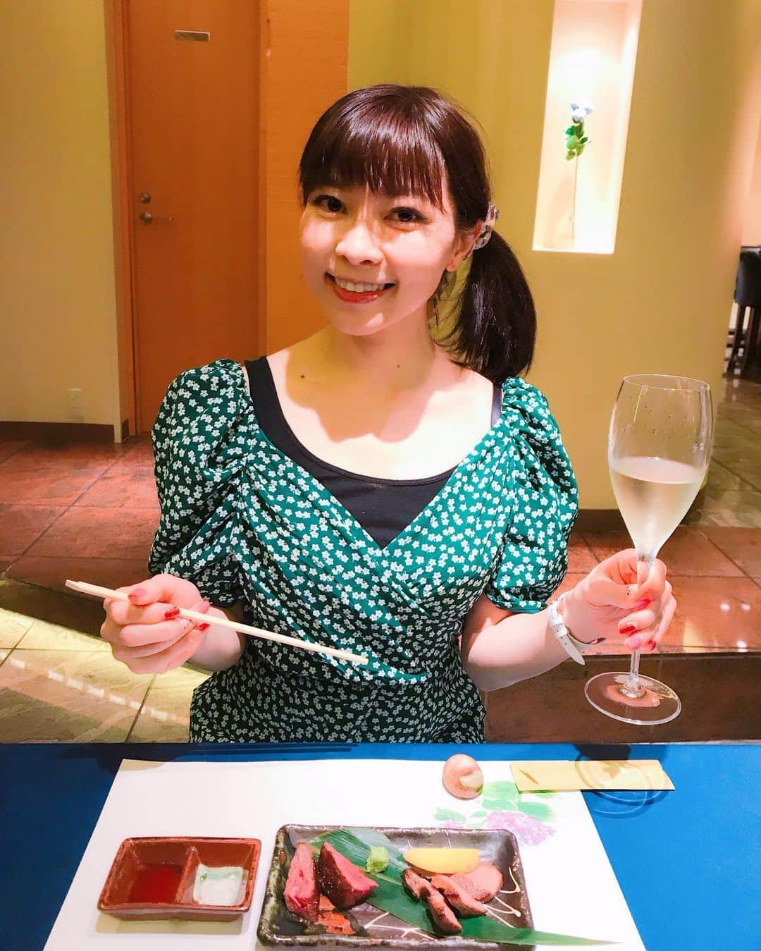 DJ MIYAさんのインスタグラム写真 - (DJ MIYAInstagram)「こんばんにゃ♪💗今日はママと東新宿にある、「肉割烹 肉かぶく」@nikukabuku さんでお食事してきました～～！❤️ . .  お肉好きさんにぜひ行ってみてほしい☆彡料理長の芸術的お料理が楽しめるお店なんです～。🎀 . .  接待にもぴったりな雰囲気で、お母さんも落ち着いた大人の空間に大喜びです～。❤️ . .  肉割烹コース（7500円）はかなりおすすめです。 . . 【全12品】■生わさびと山芋のとろける　肉そうめん ■本日のスープ ■特上タン　岩塩とレモンで ■特選ハラミ　自家製のタレで ■グリーンサラダ ■濃厚ビーフシチュー ■和牛　モモ肉のたたき　山葵ヴィネグレットソース ■本日の野菜料理 ■厳選　和牛A5のヒレ　もみじおろしと ■【名物】特選Ａ５サーロインのひとくち焼きすき丼 ■さっぱり稲庭うどん ■イチゴと粒あんのブランマンジェ . .  すごく美味しかった～～！❤️ . .  素敵なお店だから、行ってみてね💗 .  新宿 肉かぶくで検索してね!❤️ Casting By @woomy.restaurant . .  今日のお洋服は❤️ @rurume_official  RURUさんの🌈韓国ファッション❤️ . . .  #東新宿　#肉割烹 #肉かぶく #懐石料理　#サーロイン #新宿グルメ #新宿ディナー　#お出かけコーデ　#女子会コーデ　#新宿　#お肉好き #旅インスタグラマー #グルメブロガー　#グルメ　#都内グルメ　#今日のコーデ　#今日のファッション #お肉好き　#インスタグラマー　#インフルエンサー　#フィットネス女子 #ファッションブロガー　#ボディメイク　#美容にいい　#SHINJUKU  #会席料理  #新宿ディナー  #肉好き女子 #新宿区 #美味しかった #女子会ディナー #東京グルメ旅」6月25日 21時22分 - dj_miya