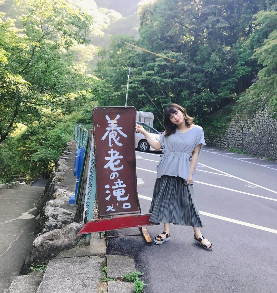 坂本遥奈さんのインスタグラム写真 - (坂本遥奈Instagram)「この前岐阜にプチ旅行✈️ 養老の滝に行ってきたよ あっつい日だったのに 滝の前はすごく涼しくてびっくり🌀 流しそうめんは今まで食べた中で一番の美味しさだったあ✨山の水だからかな、さすが🥺🥺 海もいいけど山もいいね⛰ 自然って素敵、好きだなあ♡ 写真はお姉ちゃんが撮ってくれたよ📷 なんで動画は最後そばに行ったのか謎🥺 仲良し👭 #岐阜#岐阜旅行#養老#養老の滝#river#流しそうめん #ハルの旅🐾」6月25日 21時27分 - haruna_sakamoto_official