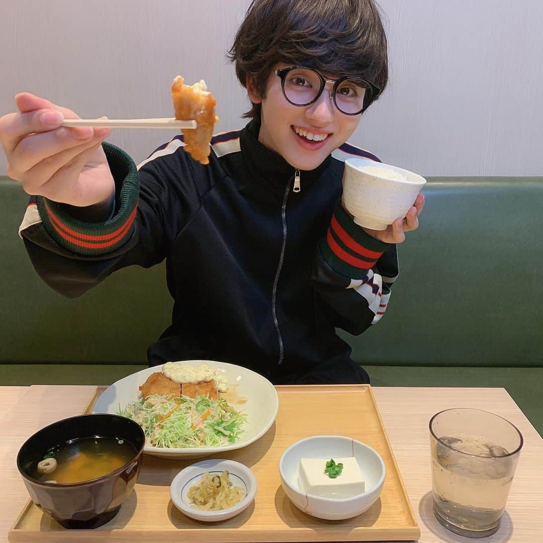 ゆうたろうさんのインスタグラム写真 - (ゆうたろうInstagram)「やよい軒のチキン南蛮食べてるゆうたろうくん幸せそう  #やよい軒 #ここはcmも撮影した赤坂店 #疲れた日は #レッツやよい軒 #aaaoe__」6月25日 21時28分 - aaaoe__