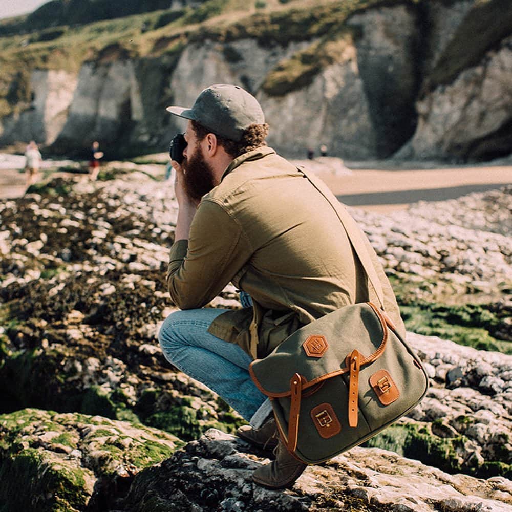 ジョンチャップマンのインスタグラム：「Read the full @permanentstylelondon review of the @adammarelli x @chapmanbags #camera #bag @permanentstylelondon #madeinengland #handcrafted #bags #camerabag #photographer #photography #leica」