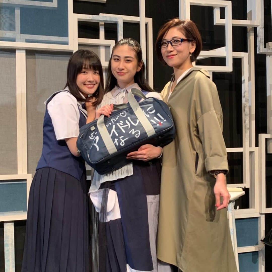 髙橋明日香のインスタグラム：「もう1人のシングルキャスト、万矢ちゃん。 根っからの役者さんで、広い視野で周りを見てまとめてくれてました。 みんなのお母さんみたいな存在でありつつ、中身はピュアでとっても可愛い。 関谷と役作りのためにミサンガを作ってたんだけど、どうしても万矢ちゃんにもあげたくて、小屋入りの日にサプライズでプレゼントしたら「うれしいいい〜」って泣き出しちゃうという(笑)  万矢ちゃんの明るさと天然さにめちゃくちゃ救われてました。 ありがとう(*´ω`*) #トルツメの蜃気楼 #淺場万矢」